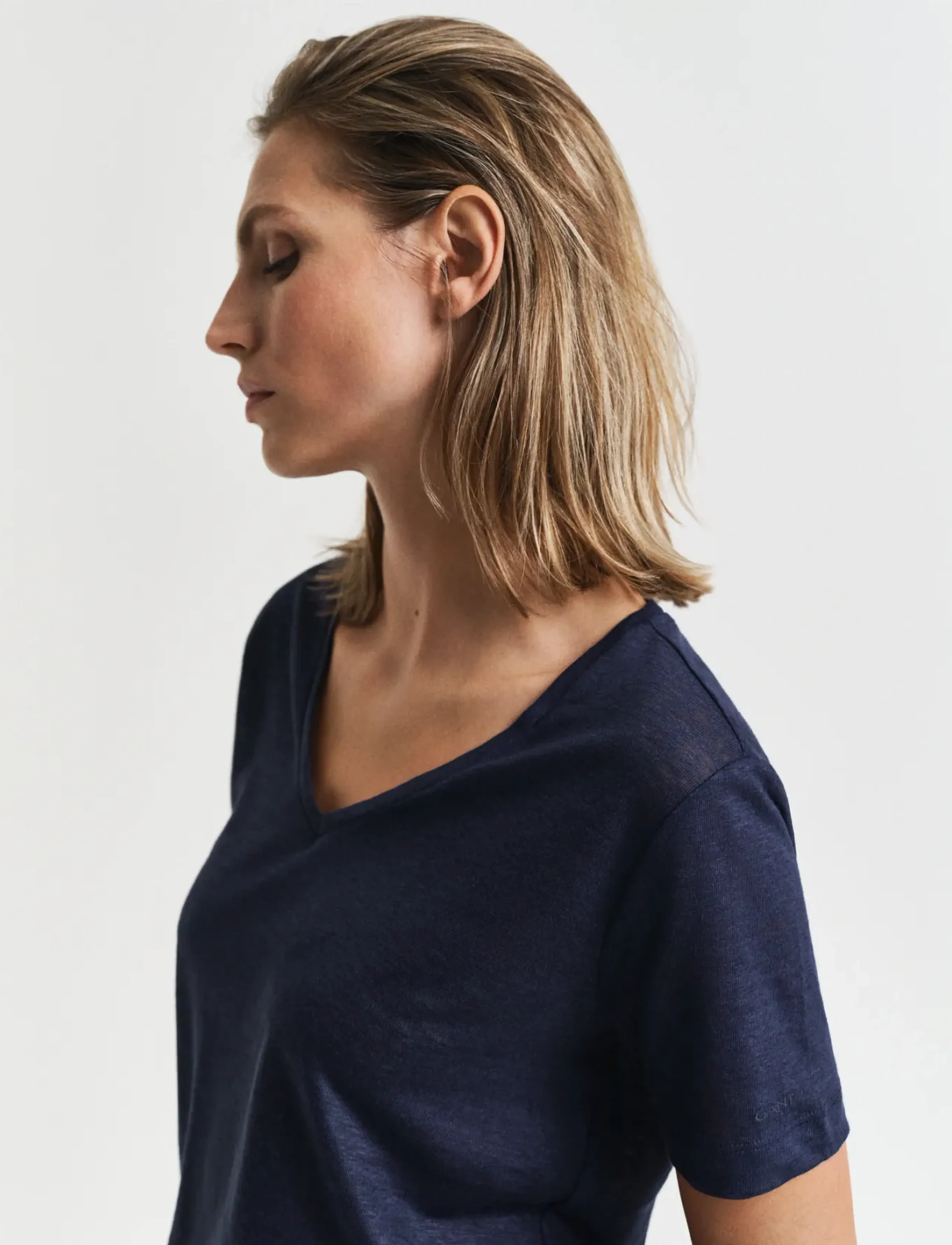 Gant - REG LINEN V-NECK SS T-SHIRT - t-shirts - evening blue - 4