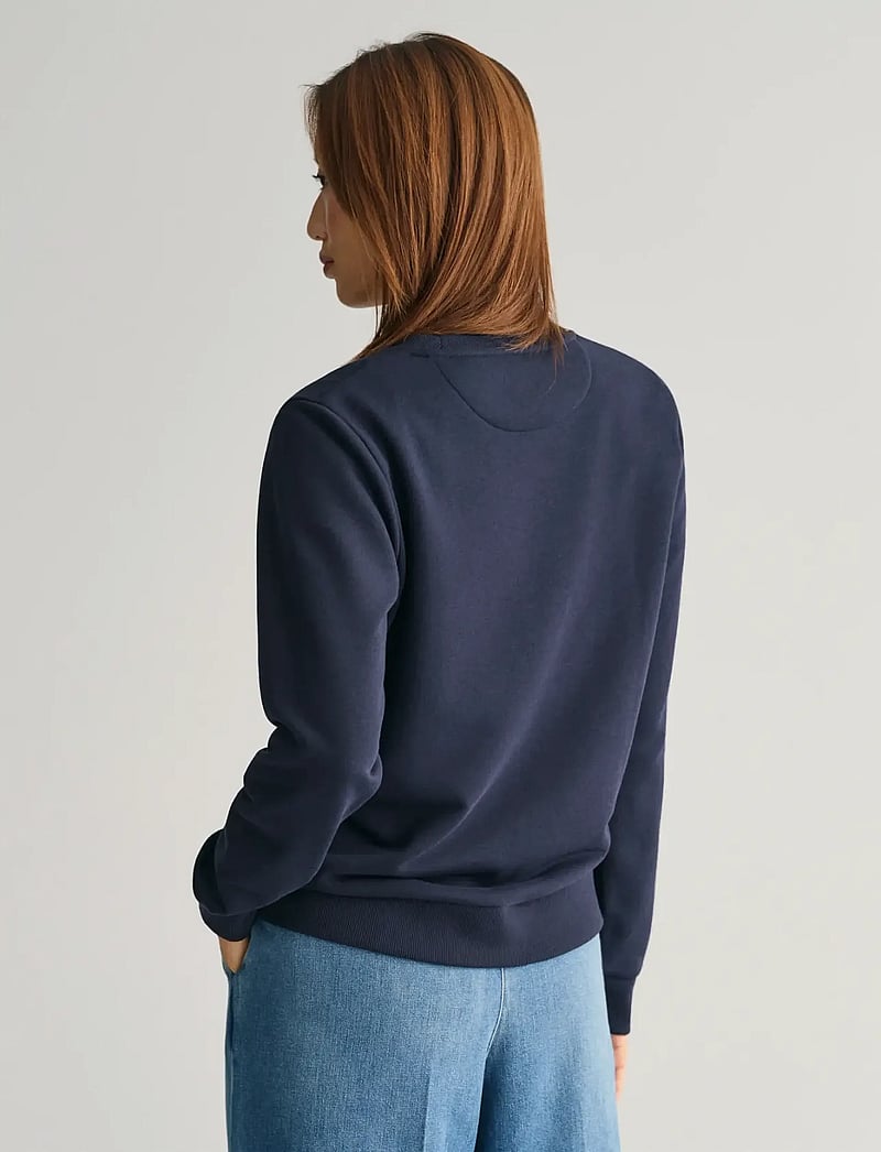GANT - REG TONAL SHIELD C-NECK SWEAT - fashion trends - evening blue - 3