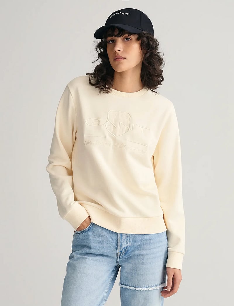 GANT - REG TONAL SHIELD C-NECK SWEAT - modetrender - linen - 0