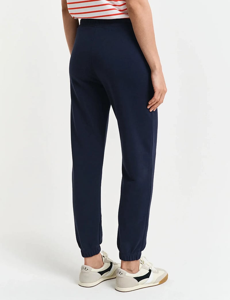 GANT - REG TONAL SHIELD SWEATPANTS - mode trends - evening blue - 3