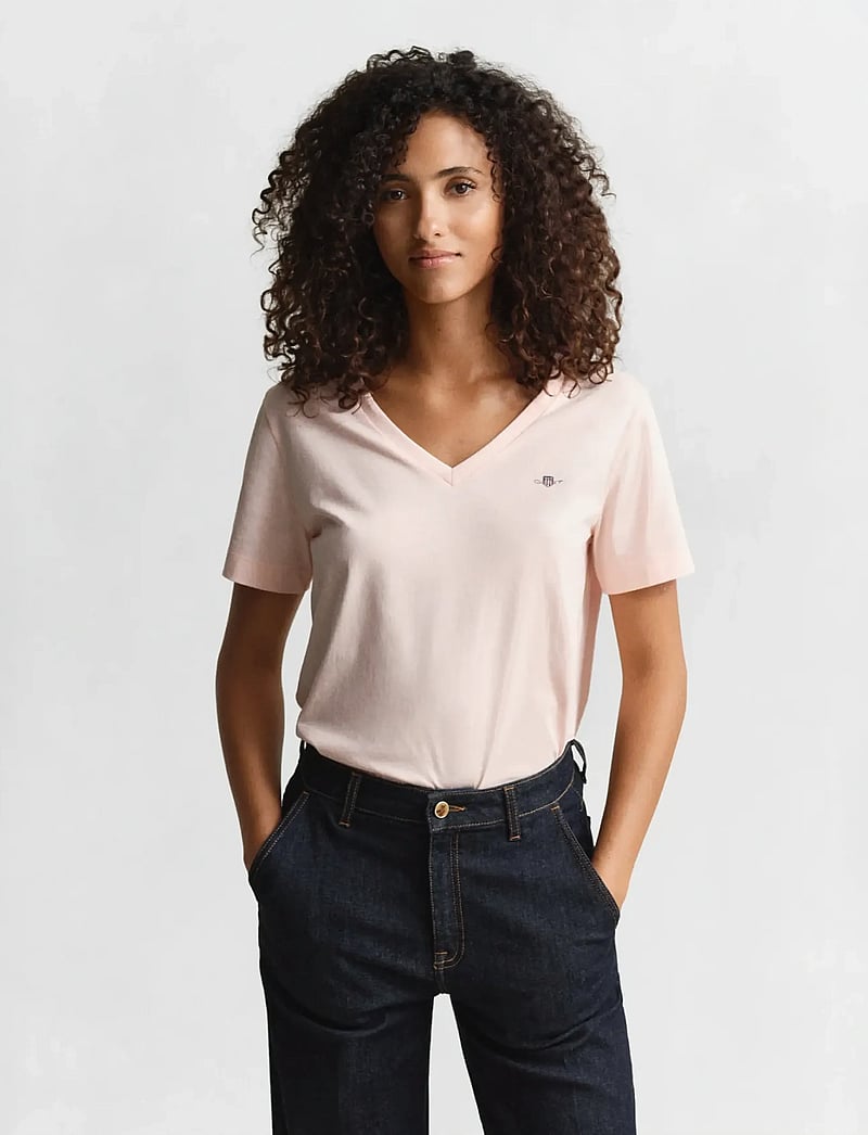 GANT - REG SHIELD SS V-NECK T-SHIRT - t-shirts - apricot pink - 0