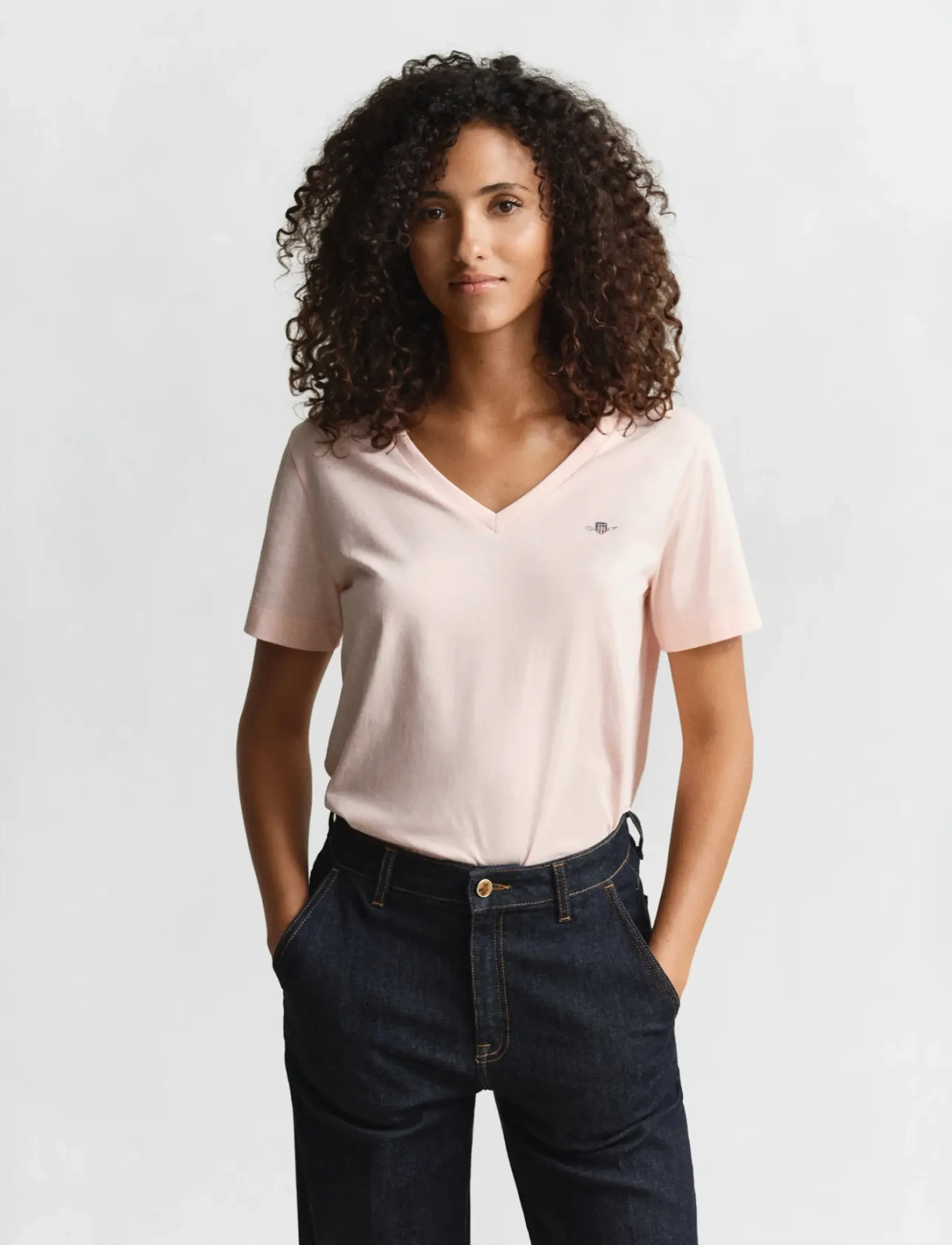 Gant REG SHIELD SS V-NECK T-SHIRT - T-Shirts & Tops - APRICOT PINK / pink/rose