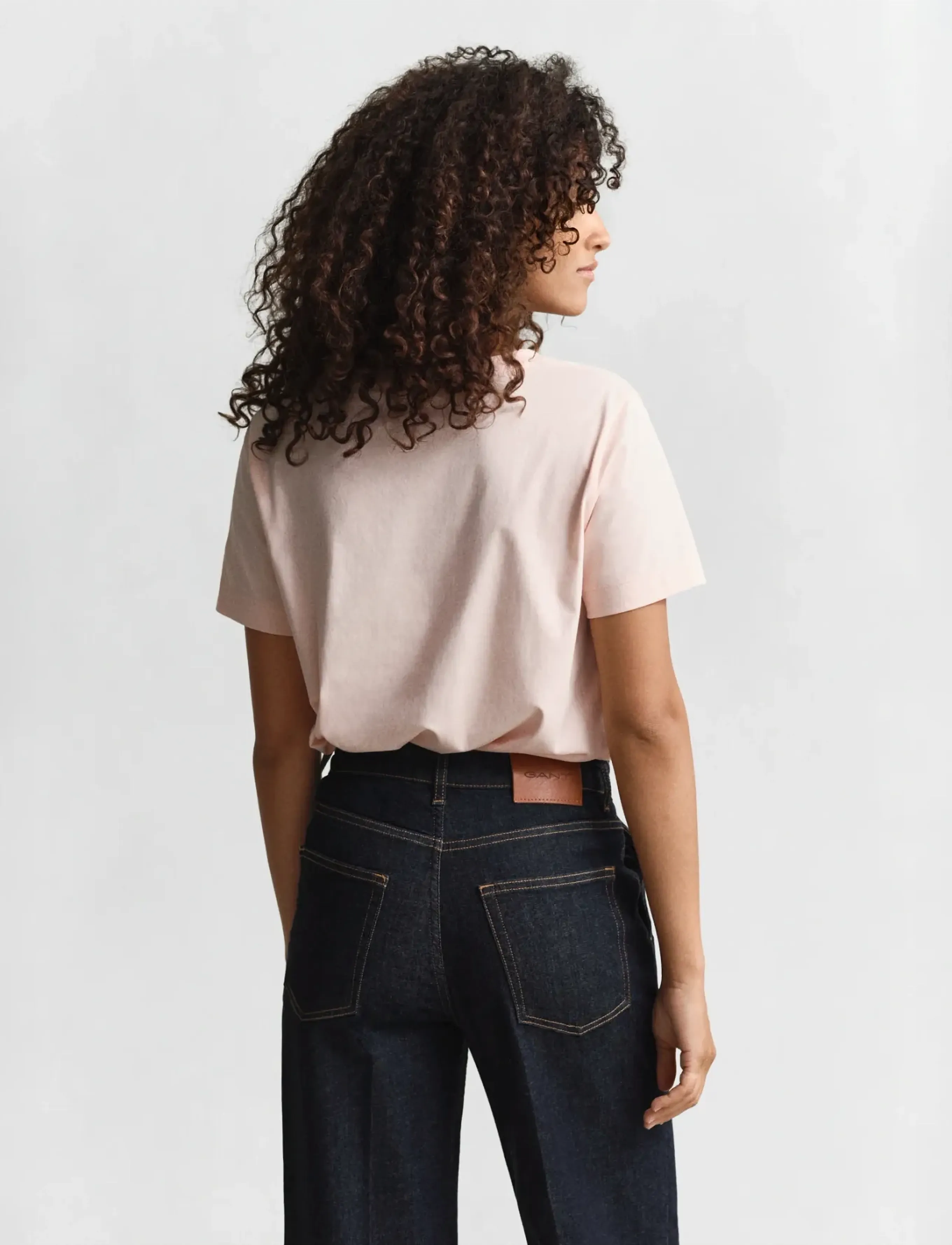 Gant - REG SHIELD SS V-NECK T-SHIRT - t-shirts - apricot pink - 2