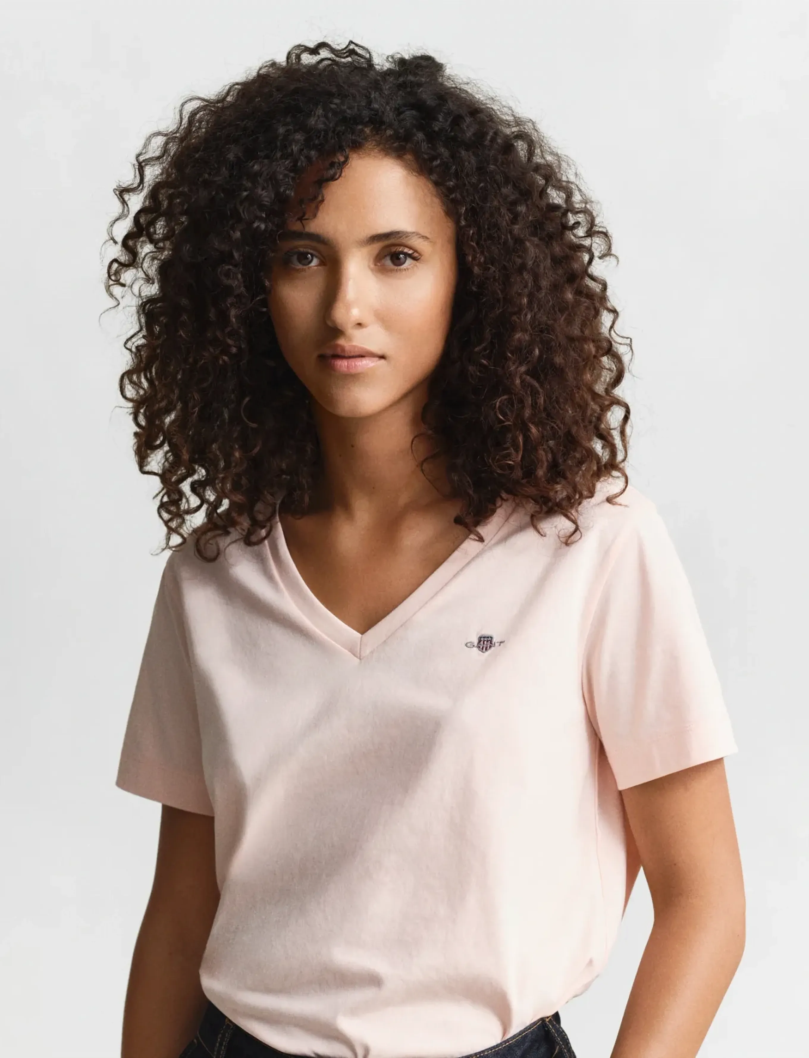 Gant - REG SHIELD SS V-NECK T-SHIRT - t-shirts - apricot pink - 3