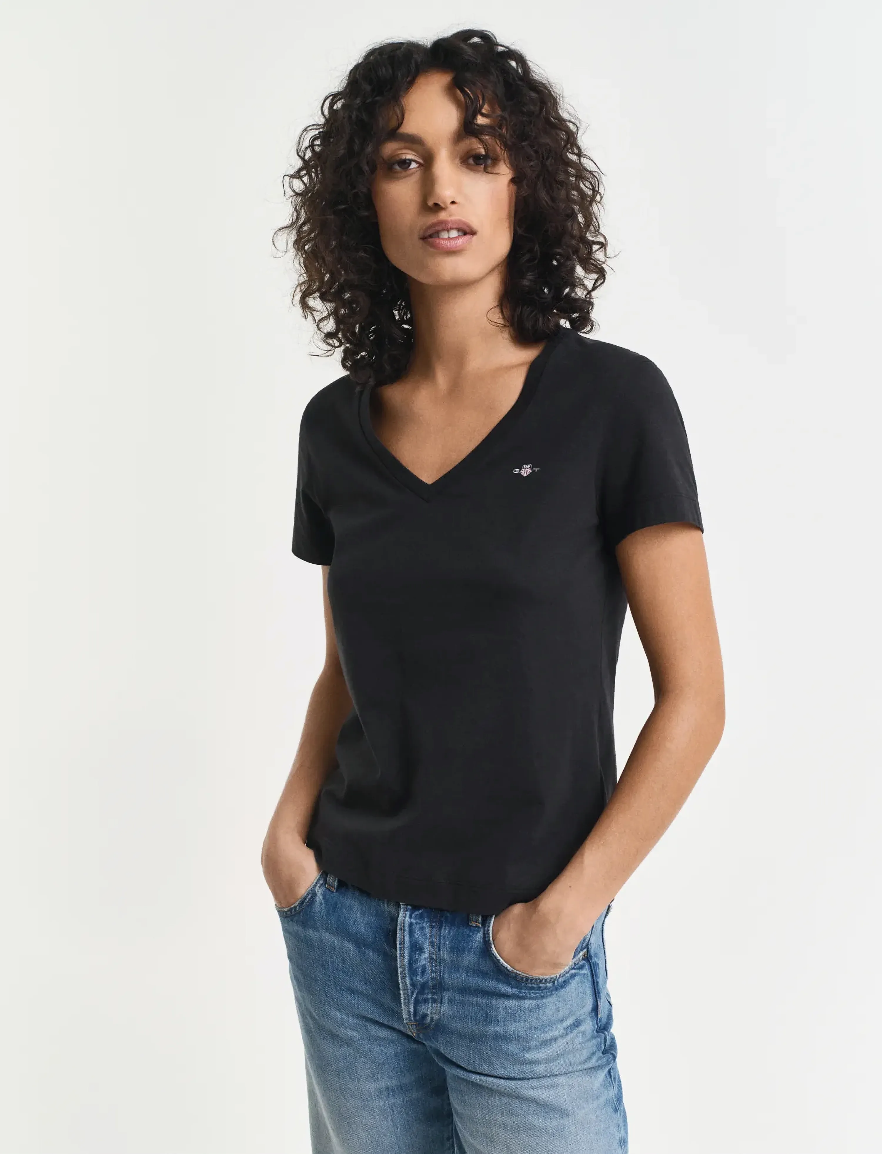 Gant REG SHIELD SS V-NECK T-SHIRT - T-shirts & Toppar - BLACK / black