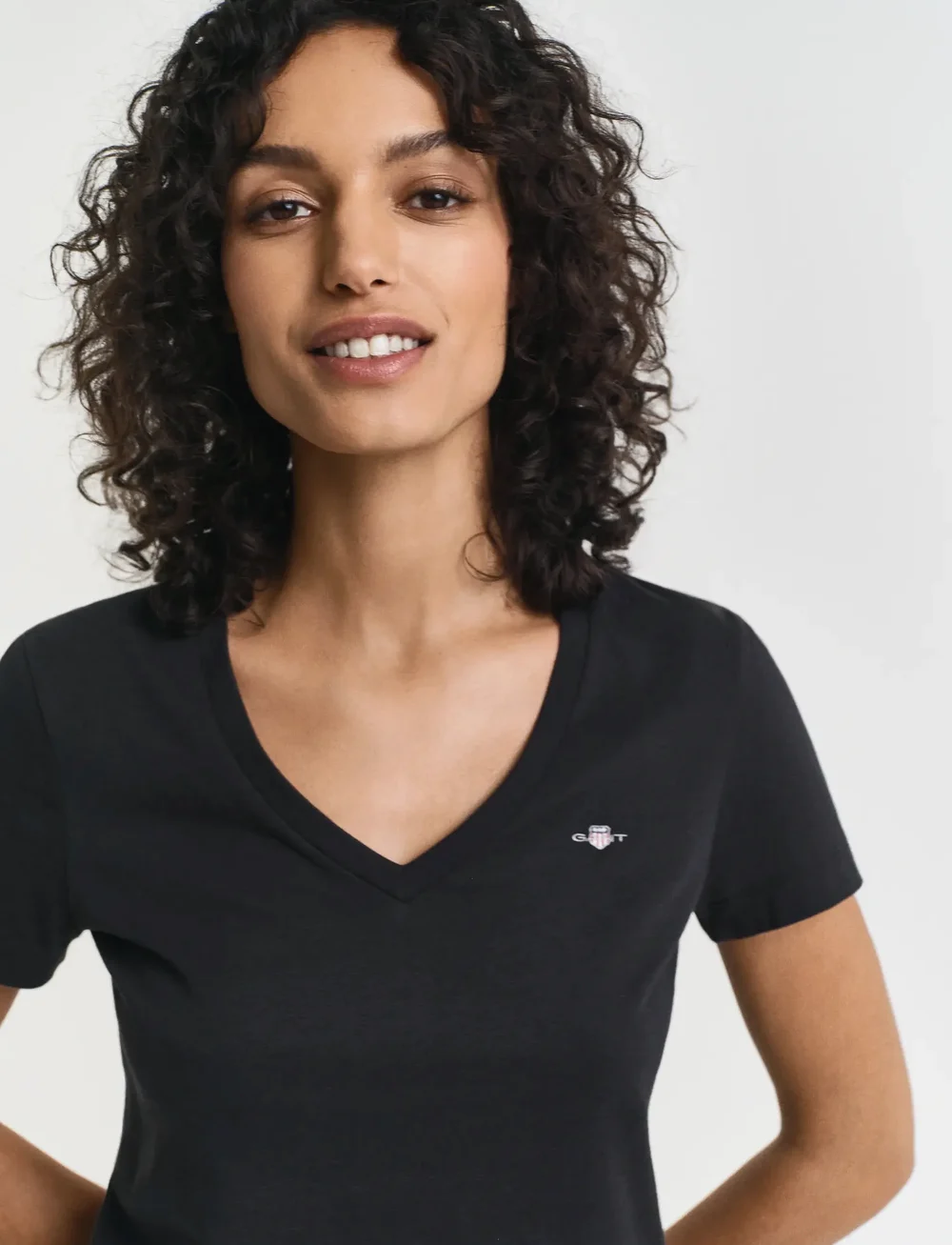 GANT - REG SHIELD SS V-NECK T-SHIRT - t-särgid - black - 4