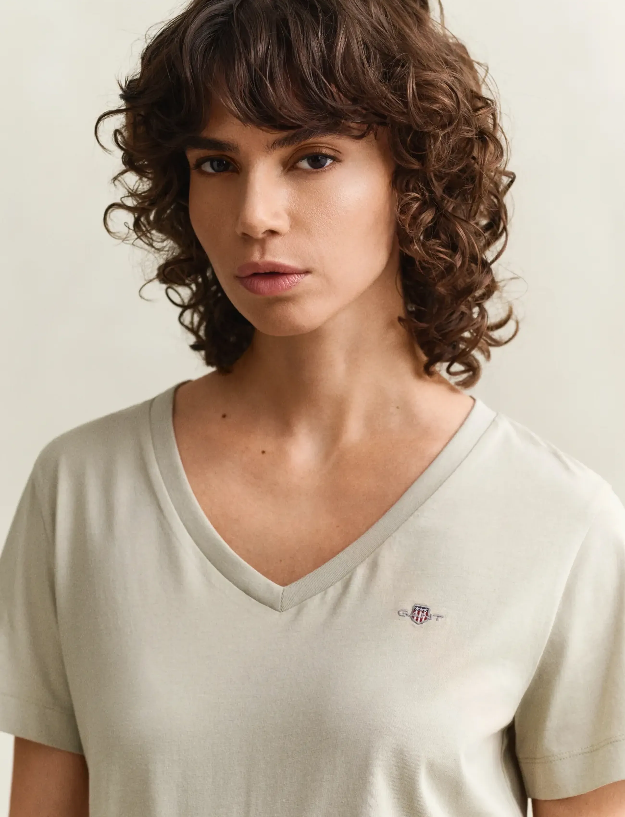 Gant - REG SHIELD SS V-NECK T-SHIRT - t-shirts - country beige - 3