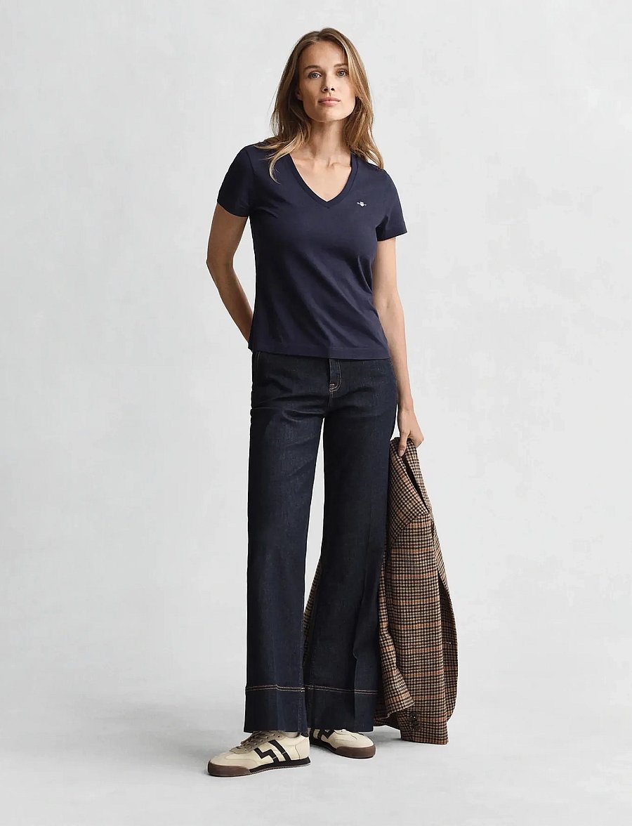 Gant - REG SHIELD SS V-NECK T-SHIRT - t-särgid - evening blue - 4