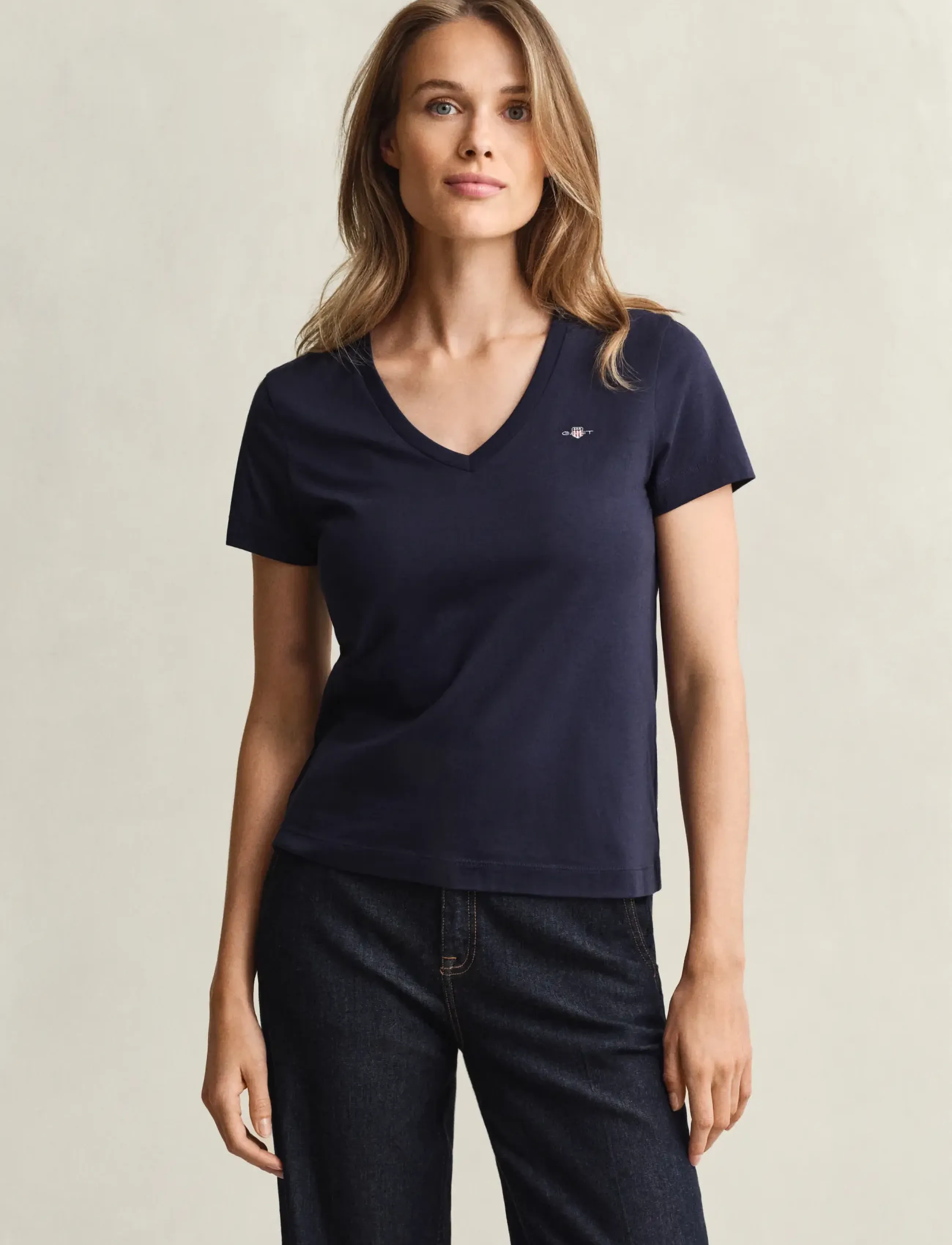 Gant - REG SHIELD SS V-NECK T-SHIRT - t-shirts - evening blue - 5