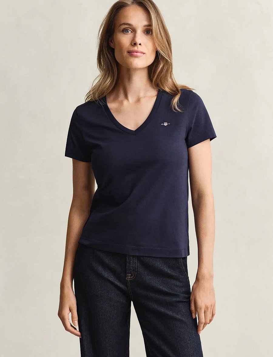 Gant - REG SHIELD SS V-NECK T-SHIRT - t-särgid - evening blue - 5