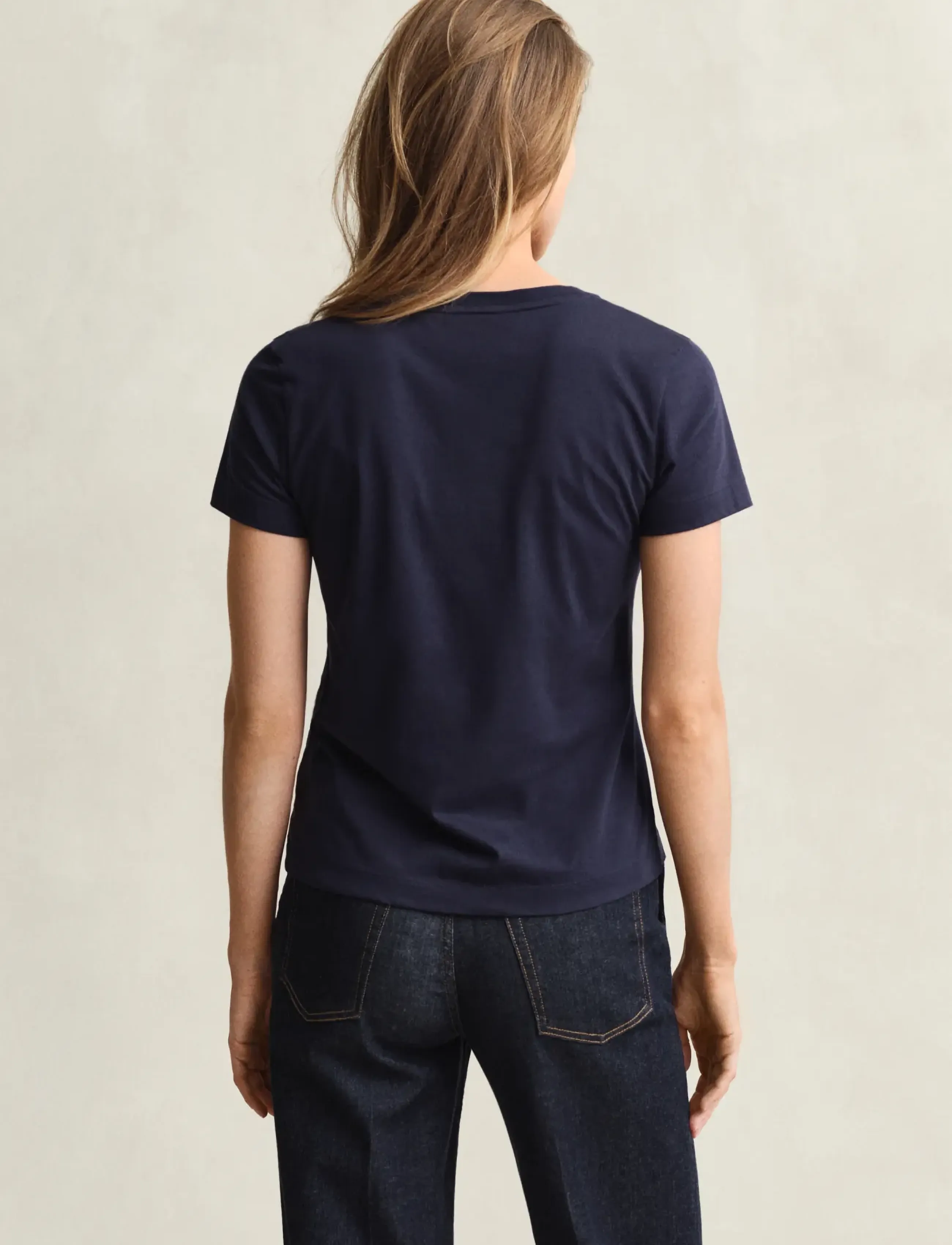 Gant Reg Shield Ss V-Neck T-Shirt dam – bild 6