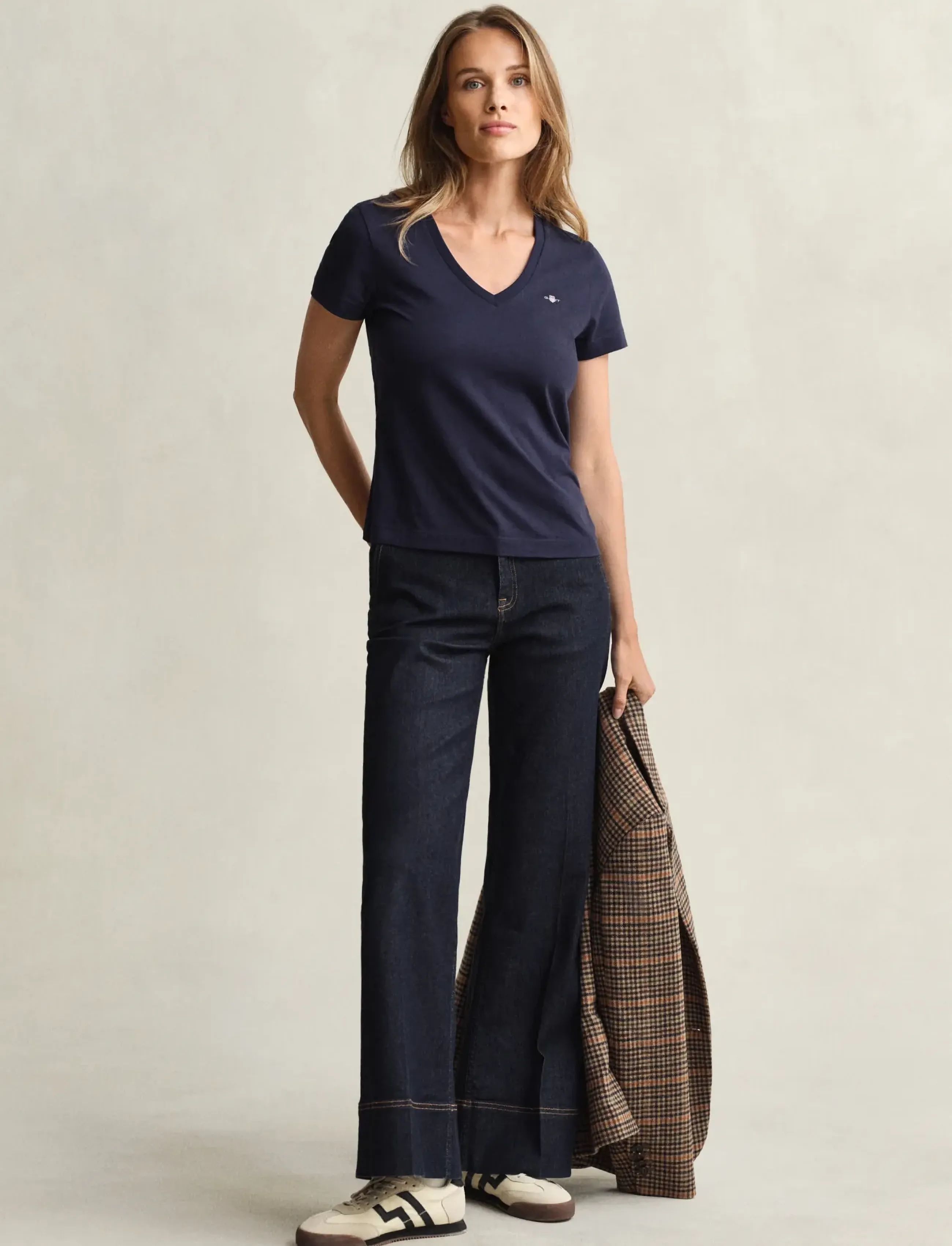 Gant Reg Shield Ss V-Neck T-Shirt dam – bild 8