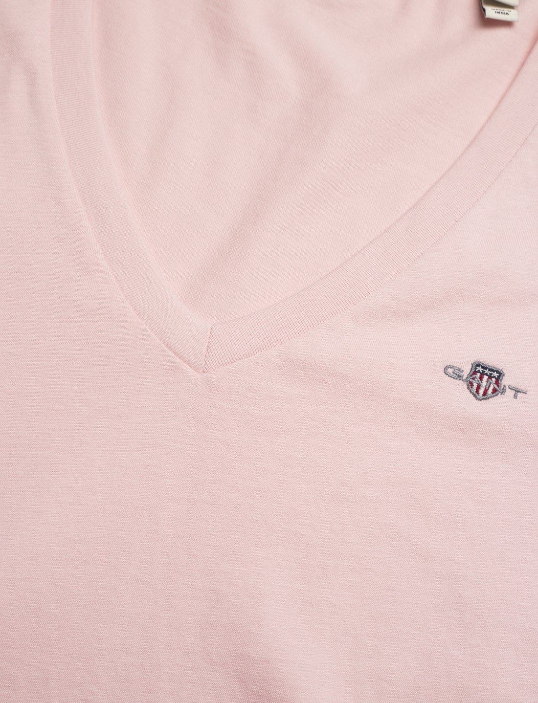 GANT Reg Shield Ss V-neck T-shirt (Faded Pink) – 451.25 kr –