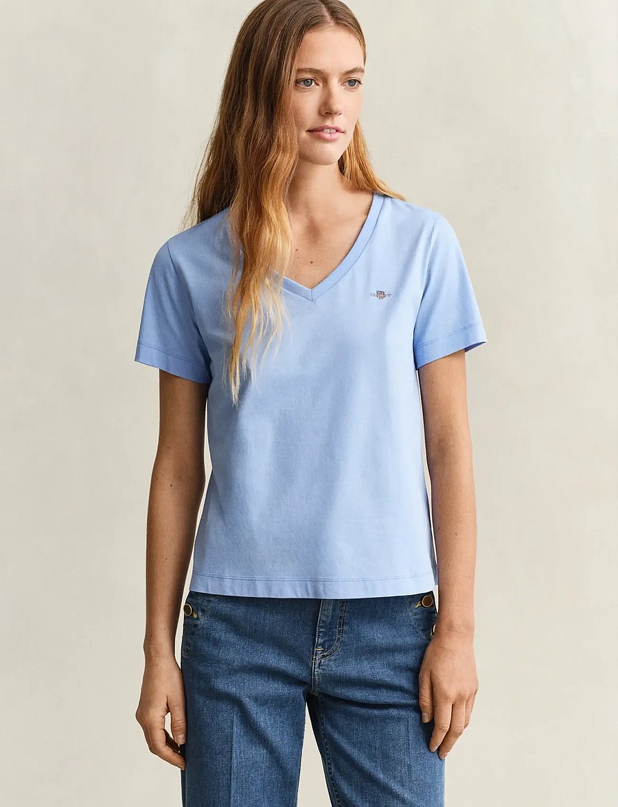 Gant - REG SHIELD SS V-NECK T-SHIRT - t-shirts - hydrangea blue - 0