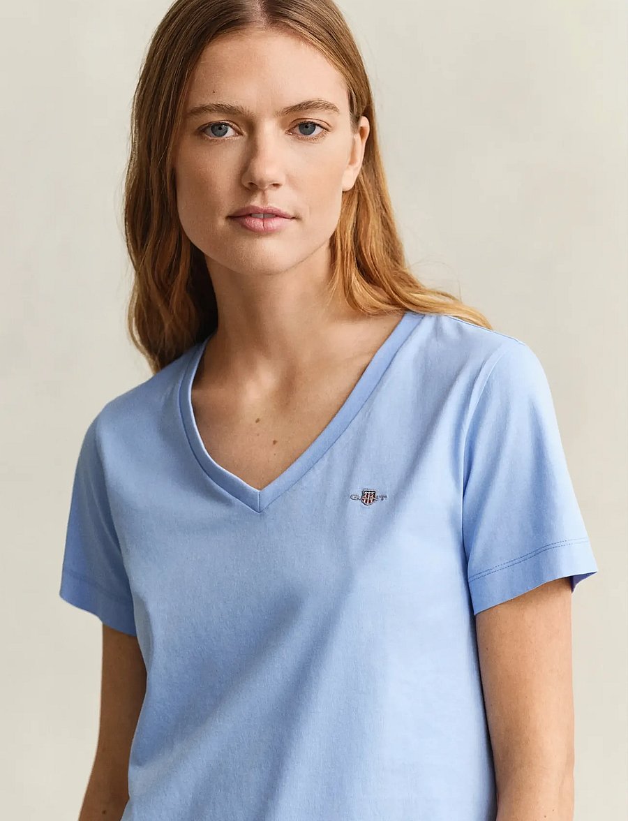 Gant - REG SHIELD SS V-NECK T-SHIRT - t-shirts - hydrangea blue - 4