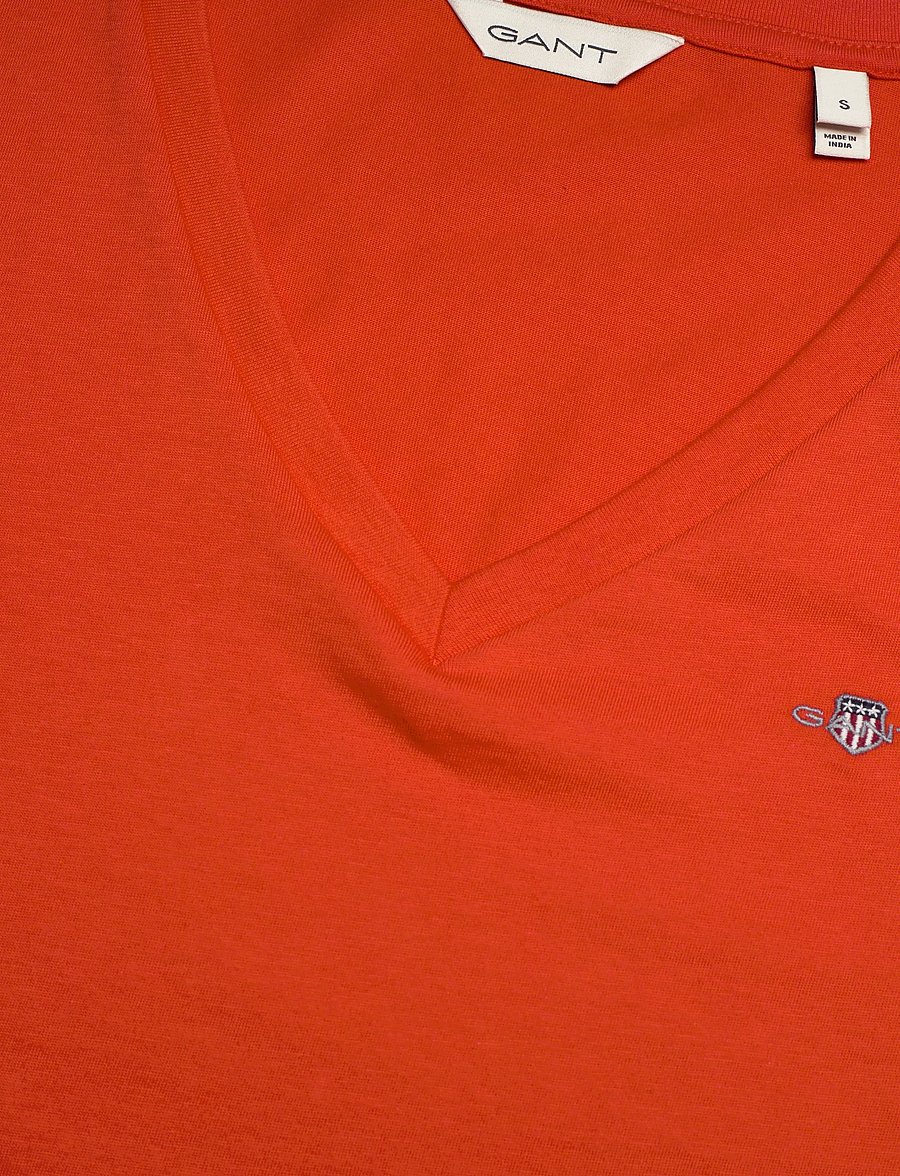 Gant - REG SHIELD SS V-NECK T-SHIRT - t-shirts - perfect red - 5