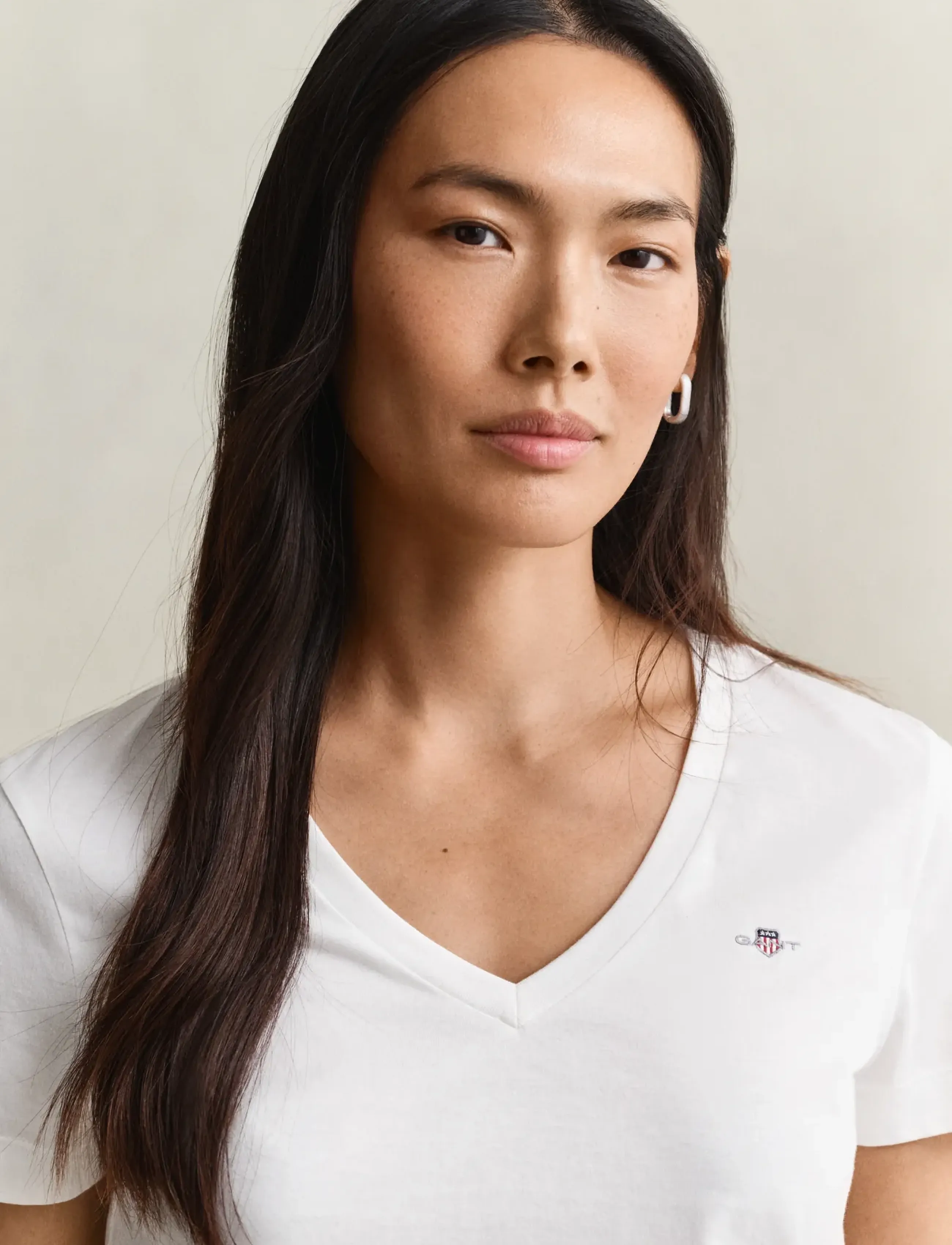 Gant Reg Shield Ss V-Neck T-Shirt dam – bild 7