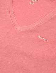 GANT - REG SUNFADED SS V-NECK T-SHIRT - t-shirts - peachy pink - 2