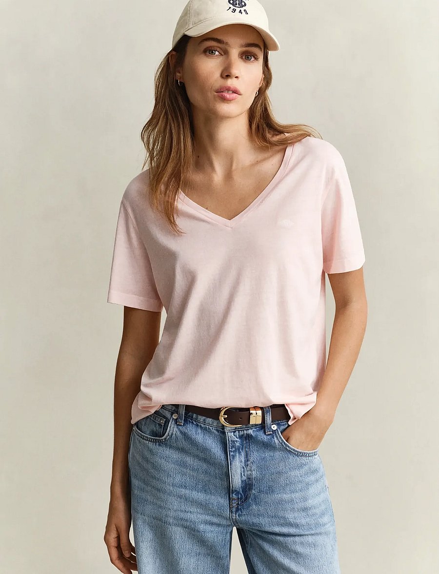 Gant - REG WASHED SHIELD V-NECK T-SHIRT - t-shirts - apricot pink - 0