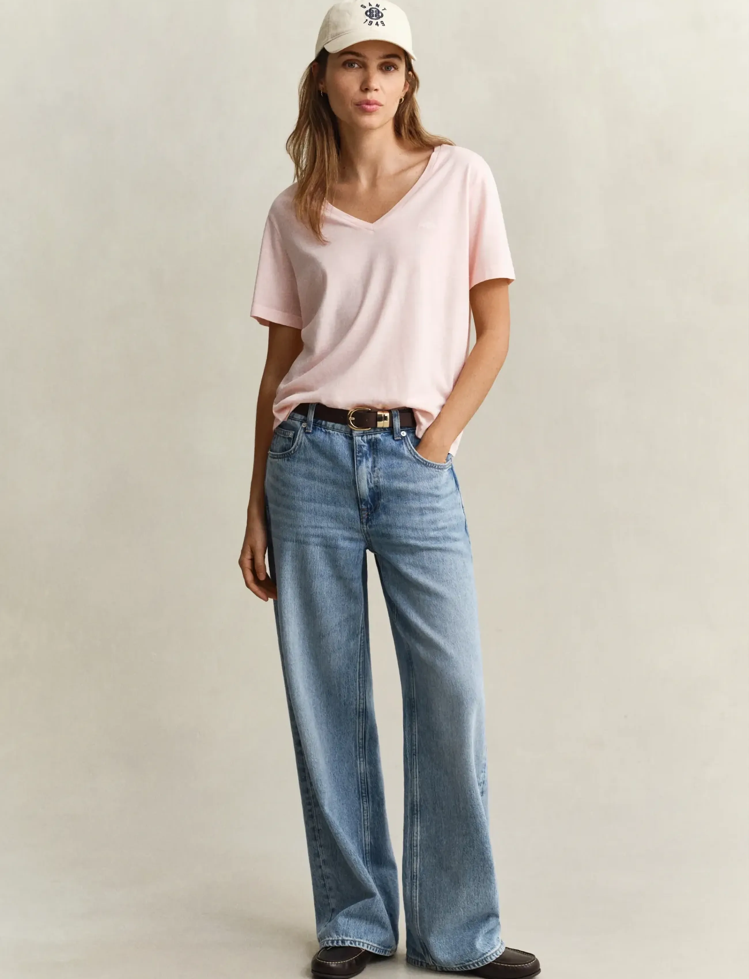 Gant - REG WASHED SHIELD V-NECK T-SHIRT - t-shirts - apricot pink - 4