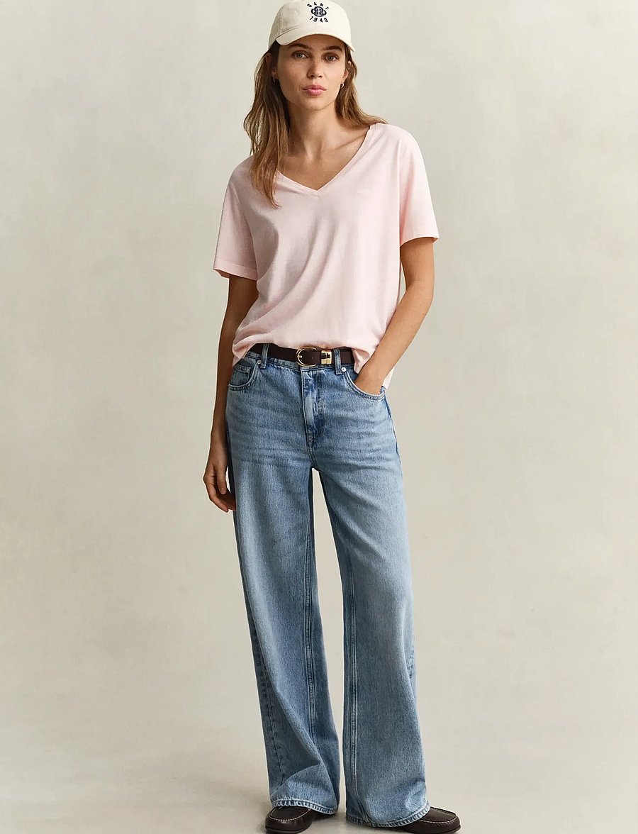 Gant - REG WASHED SHIELD V-NECK T-SHIRT - t-shirts - apricot pink - 4