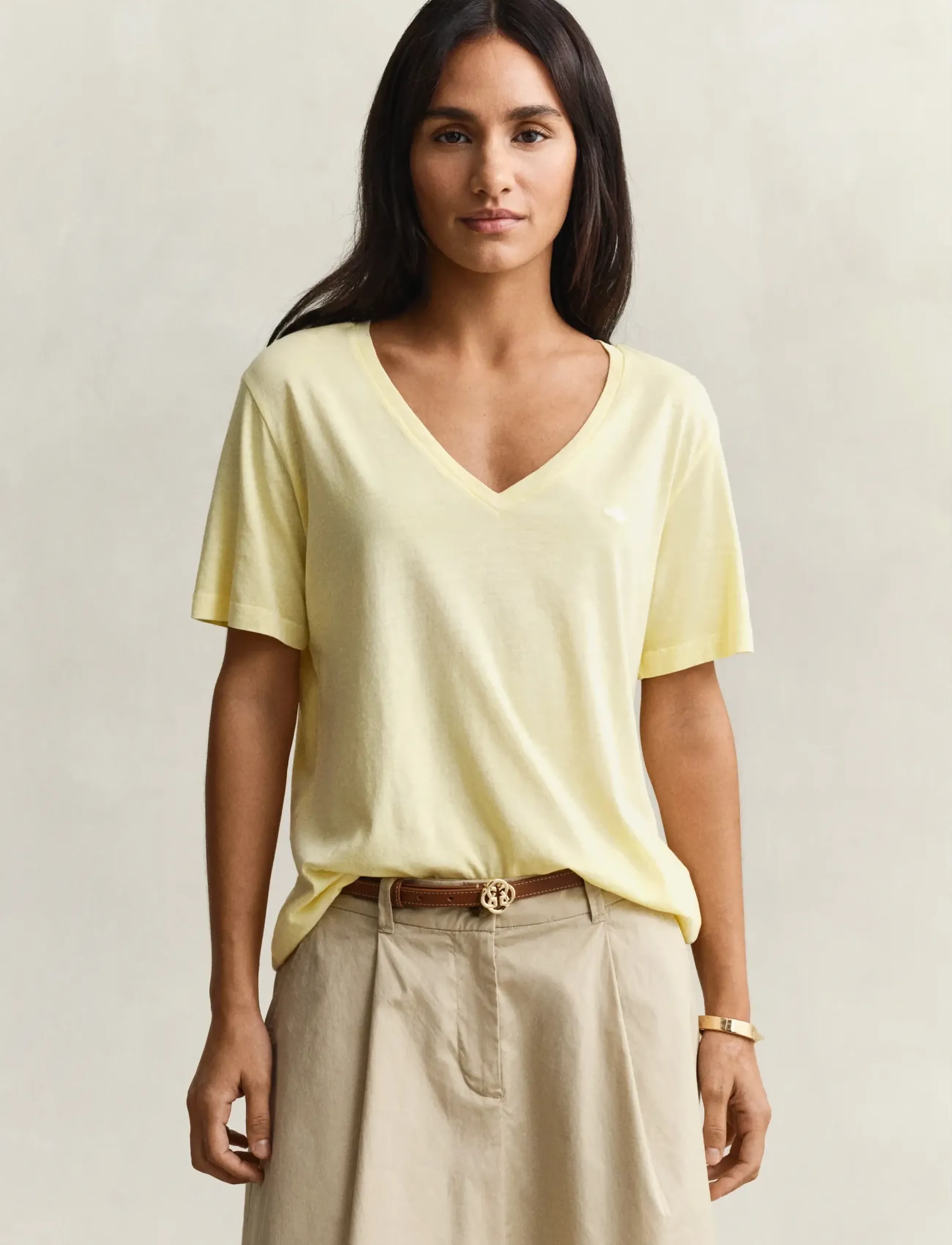 Gant REG WASHED SHIELD V-NECK T-SHIRT - T-shirts - VANILLA YELLOW / yellow