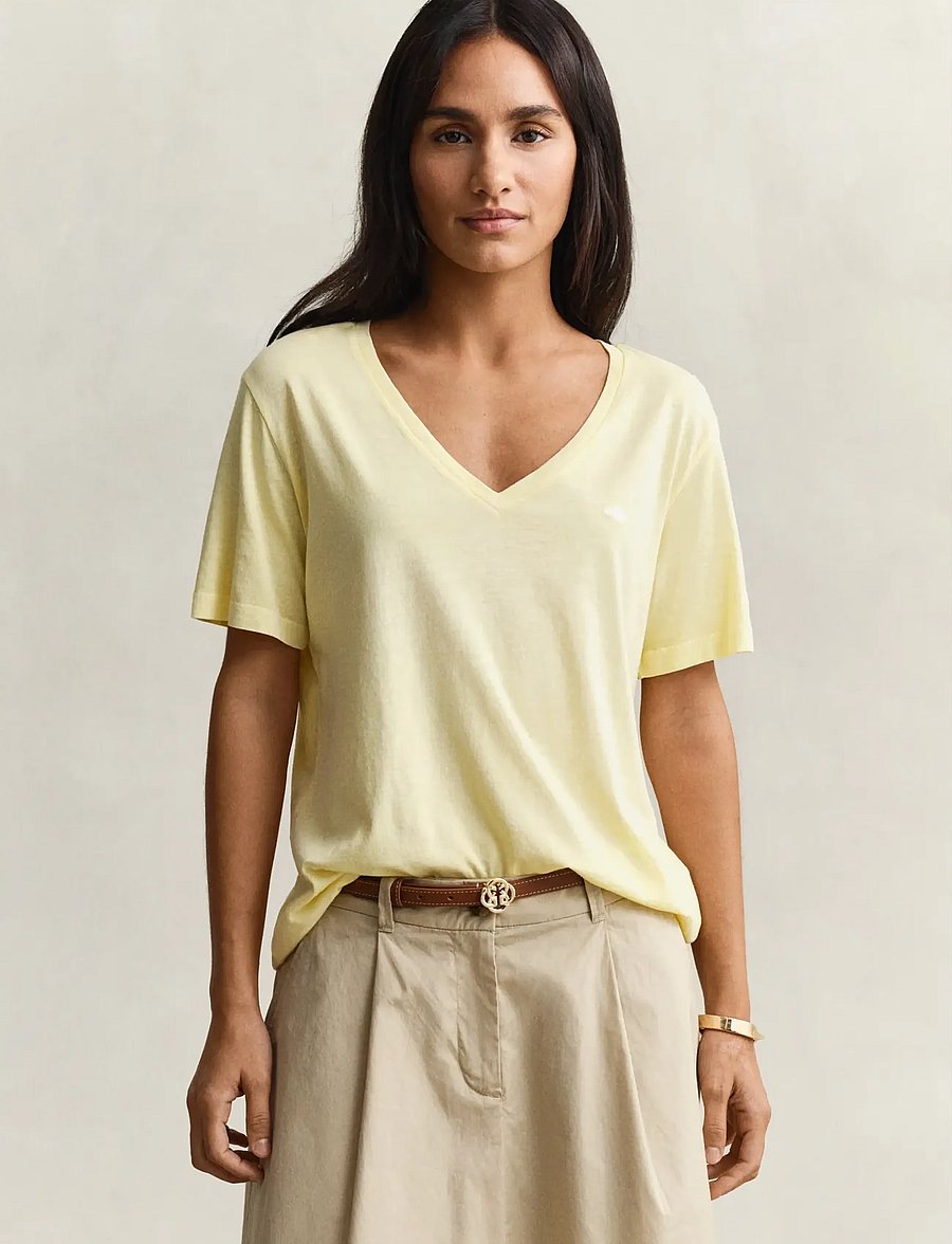 Gant - REG WASHED SHIELD V-NECK T-SHIRT - t-shirts - vanilla yellow - 0