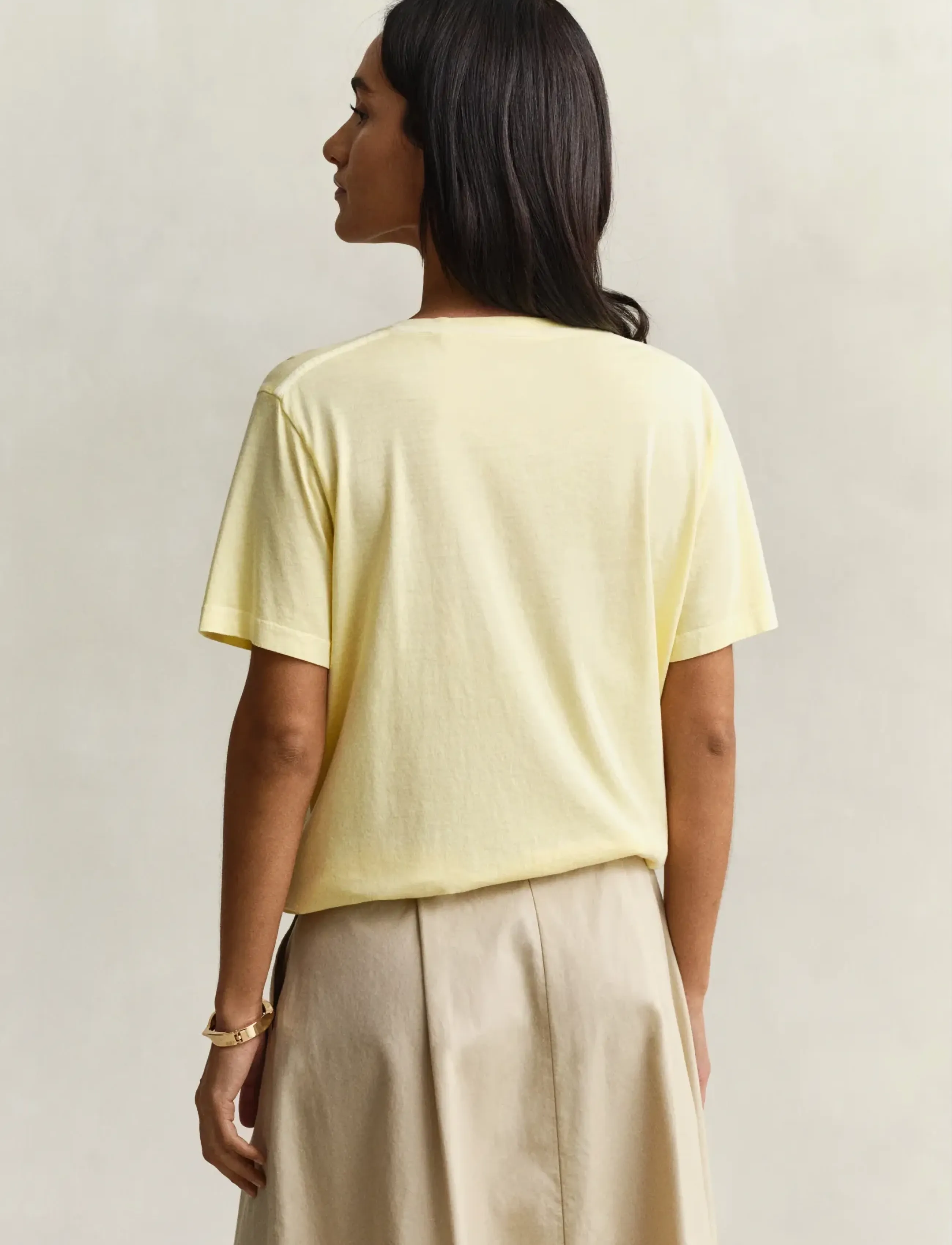 Gant - REG WASHED SHIELD V-NECK T-SHIRT - t-shirts - vanilla yellow - 2