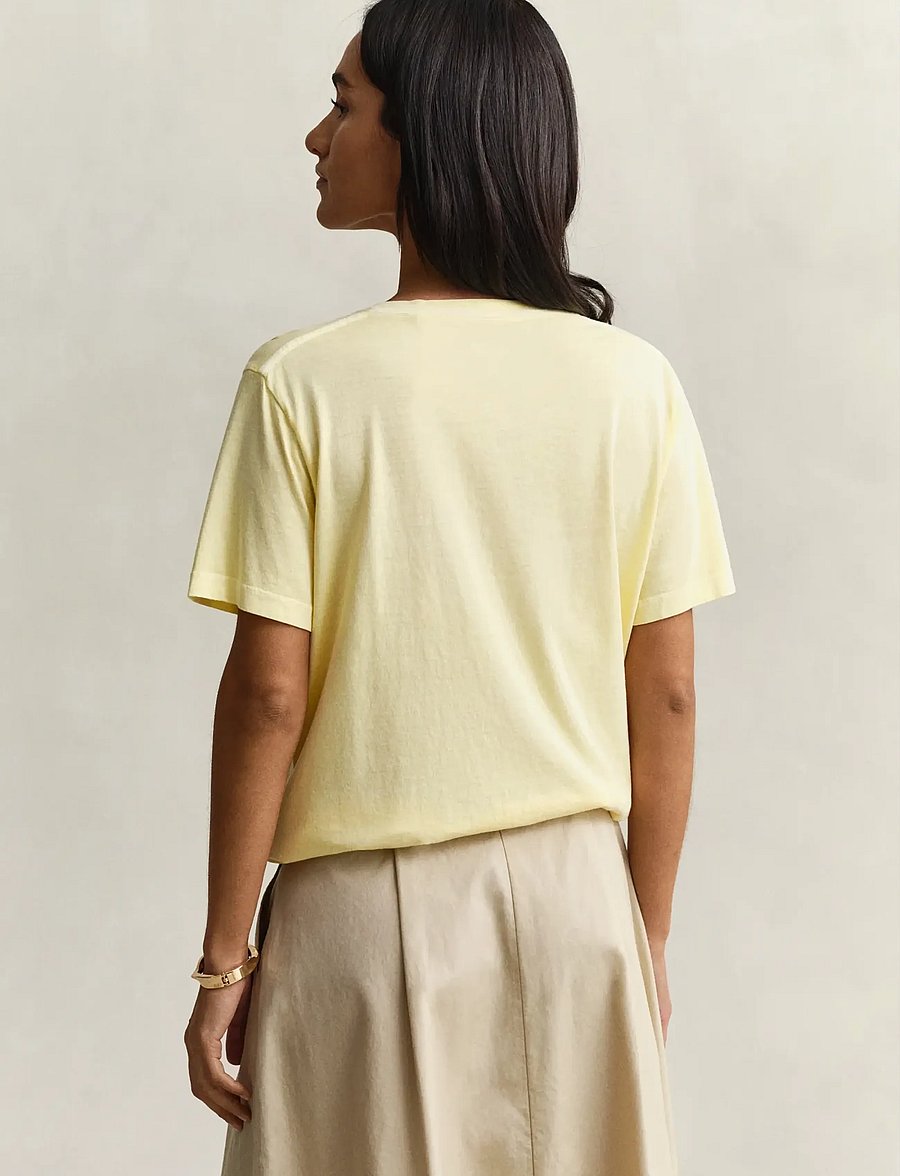 Gant - REG WASHED SHIELD V-NECK T-SHIRT - t-shirts - vanilla yellow - 2