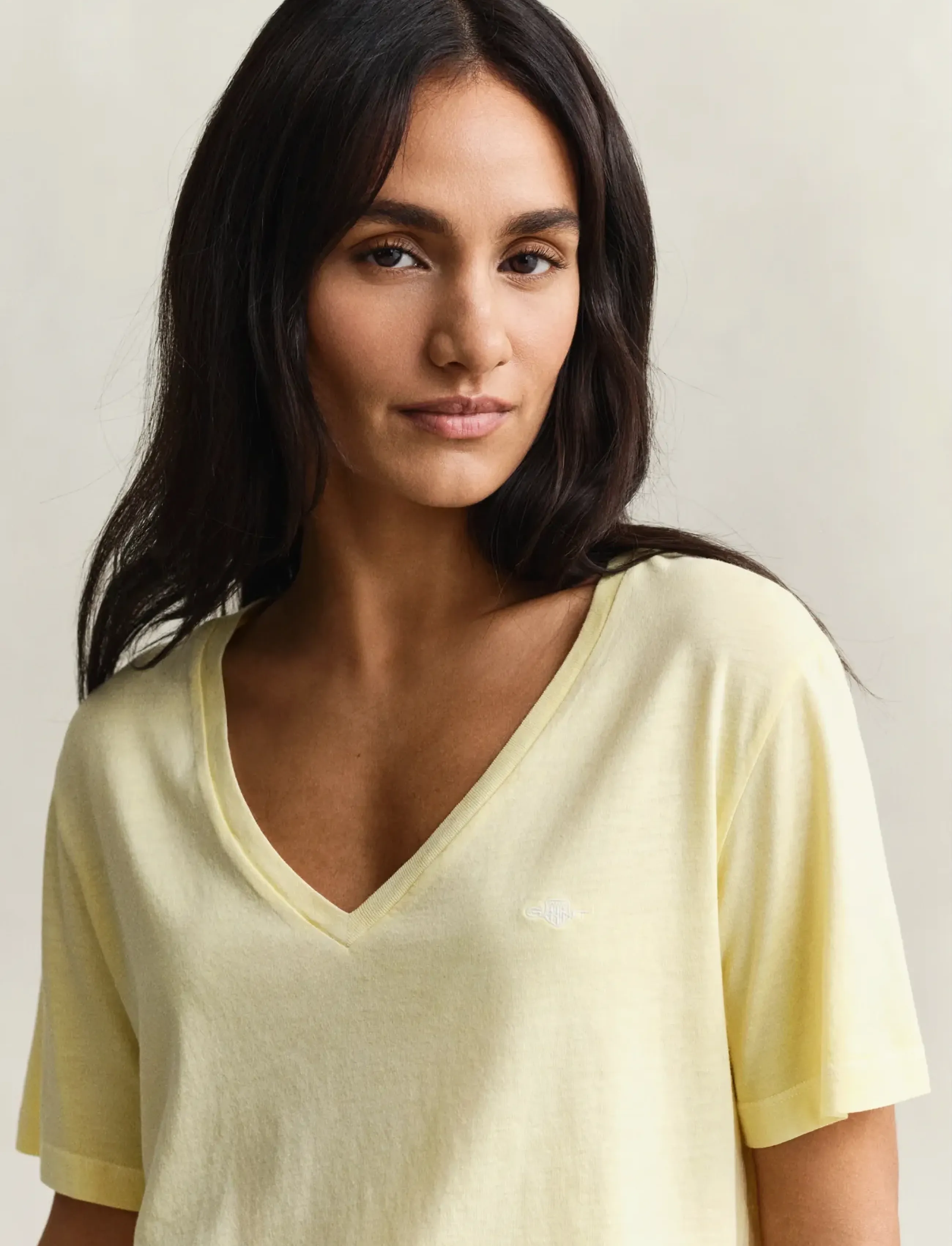 Gant - REG WASHED SHIELD V-NECK T-SHIRT - t-shirts - vanilla yellow - 3