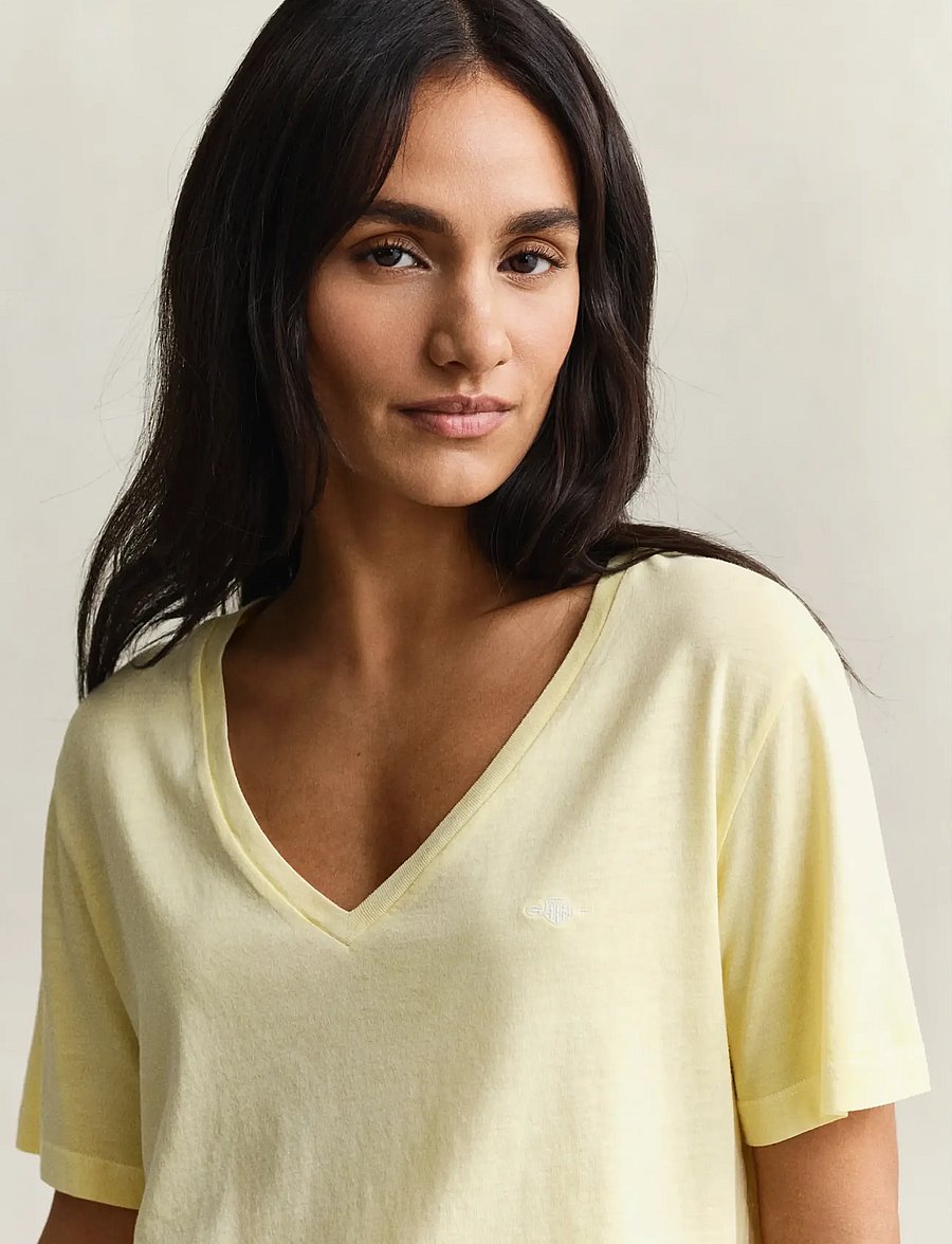 Gant - REG WASHED SHIELD V-NECK T-SHIRT - t-shirts - vanilla yellow - 3