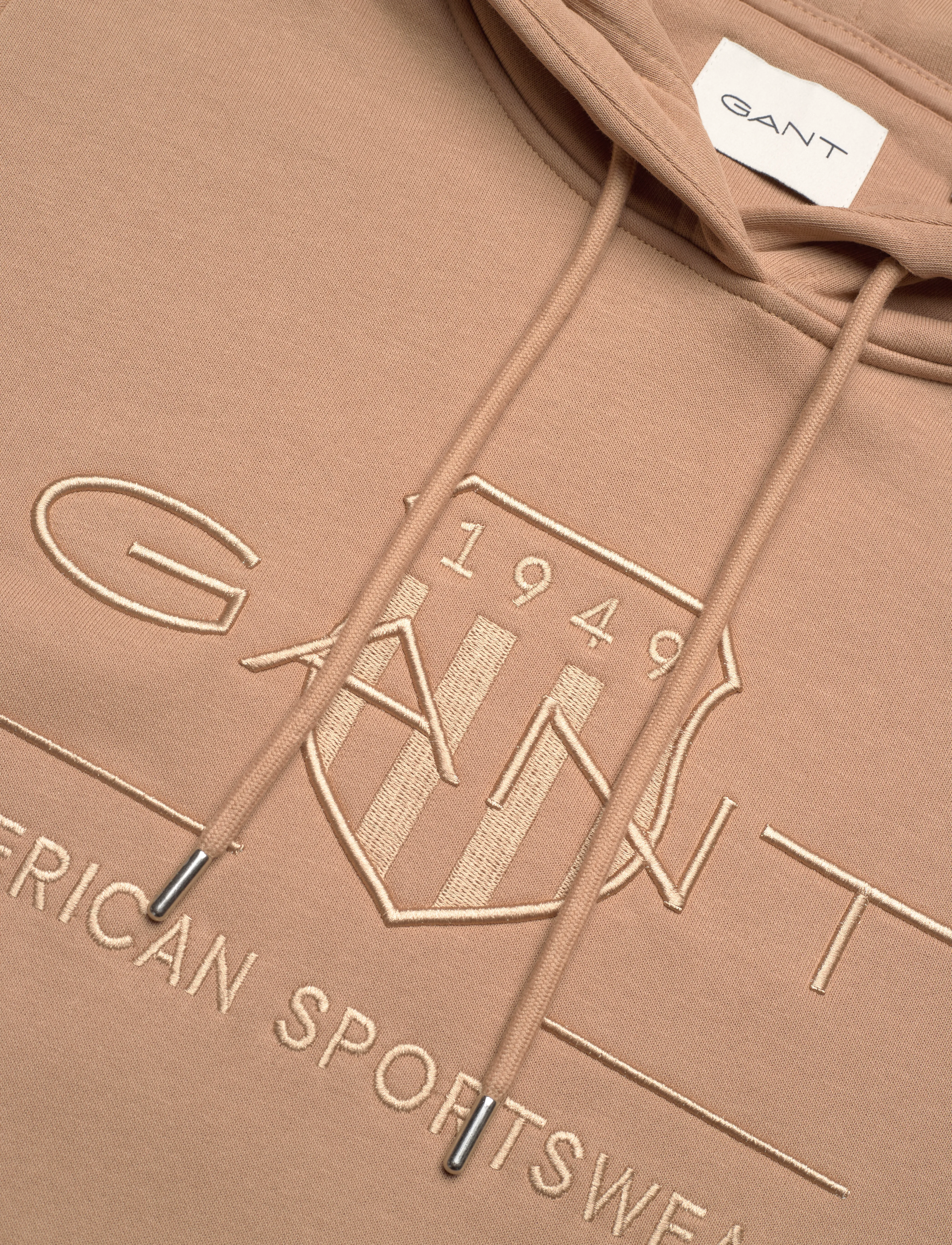Gant - REG TONAL SHIELD HOODIE - kapuzenpullover - caramel beige - 2