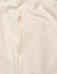 GANT - D1. CREST SHIELD SWEAT PANTS - apakšējais apģērbs - cream - 2