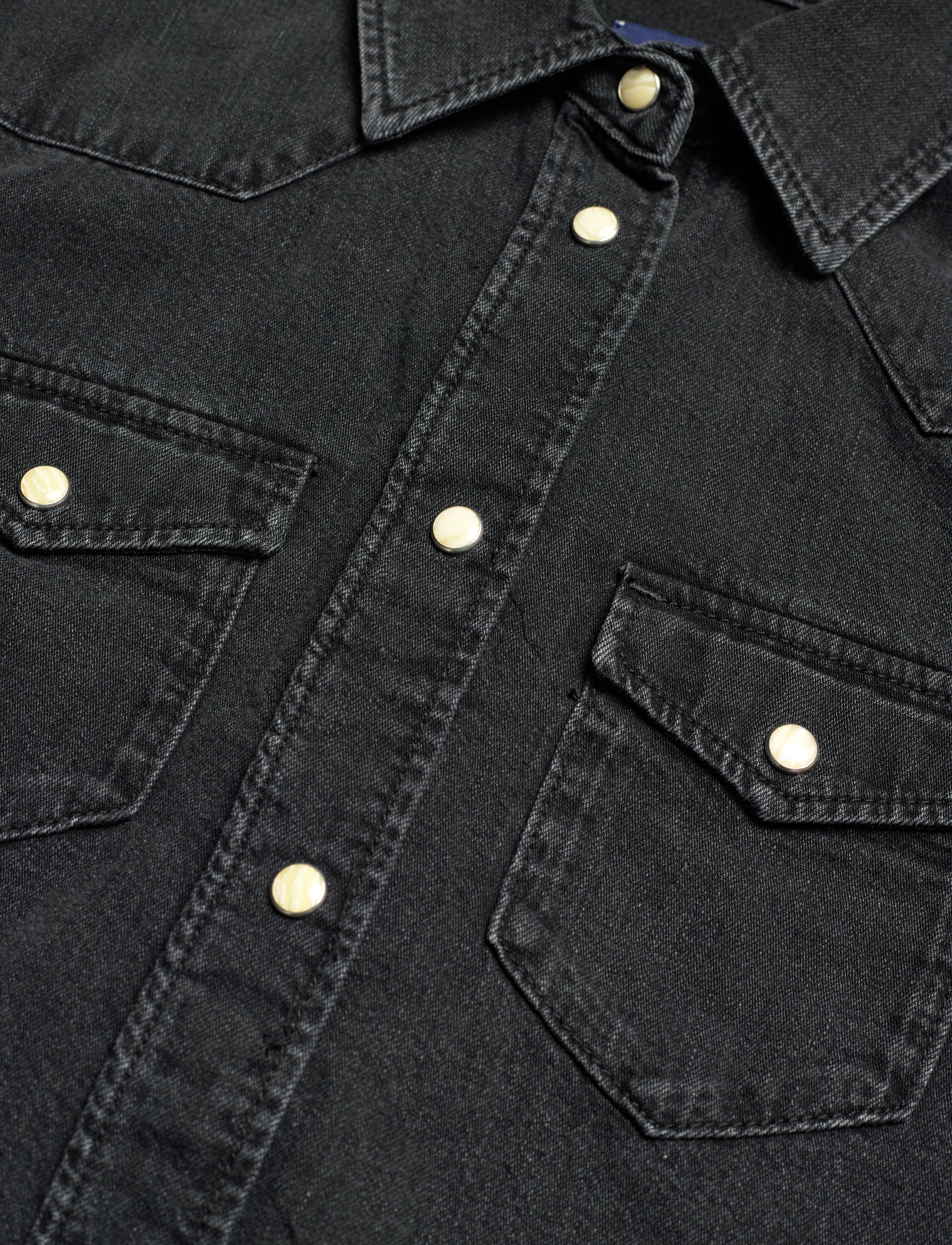 GANT - D1. REGULAR DENIM SHIRT - washed out black - 3