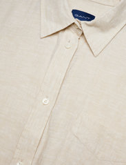 GANT - D2. LINEN CHAMBRAY SHIRT DRESS - sommarklänningar - desert beige - 3