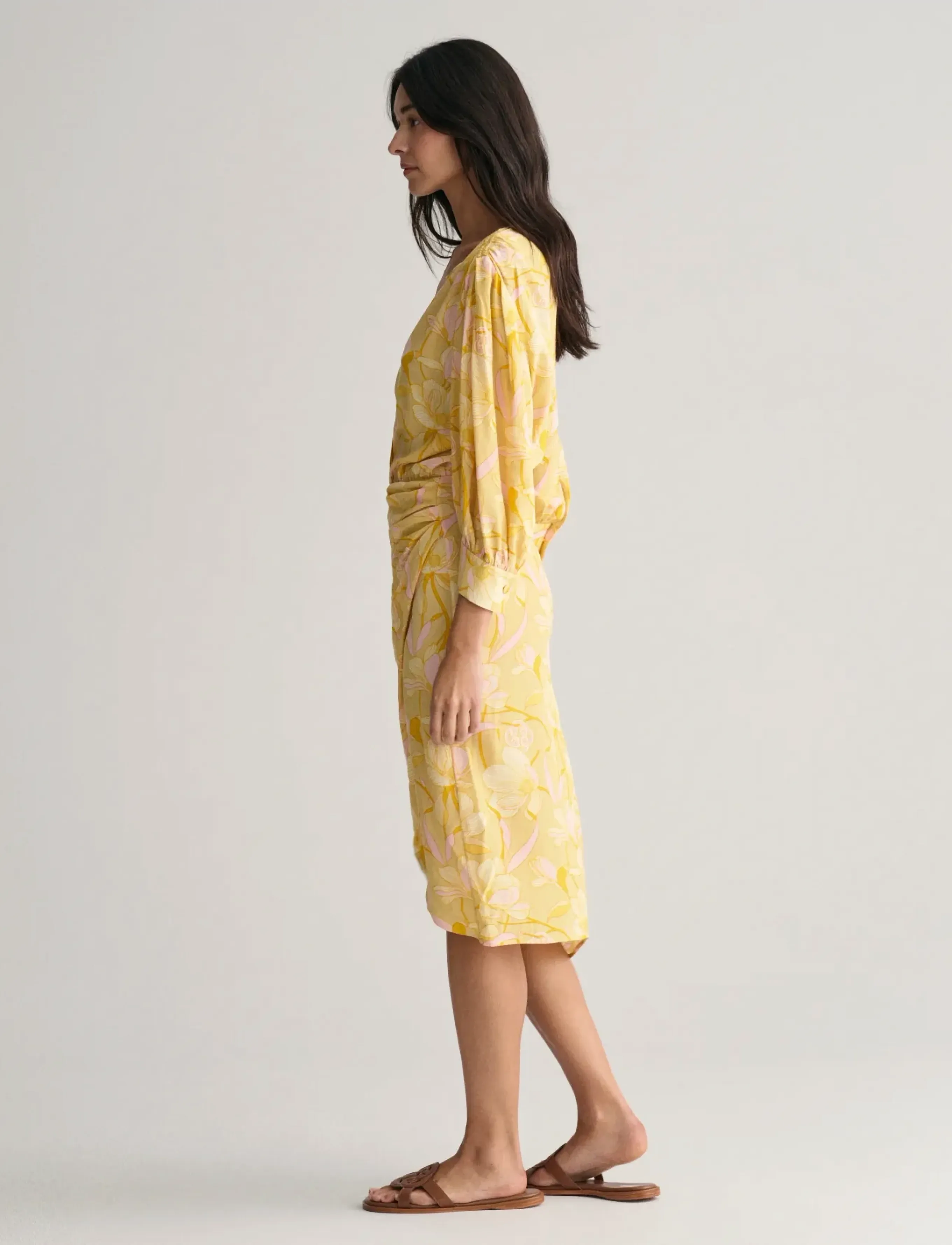 Gant - REG MAGNOLIA PRINT WRAP DRESS - hõlmikkleidid - dusty yellow - 3