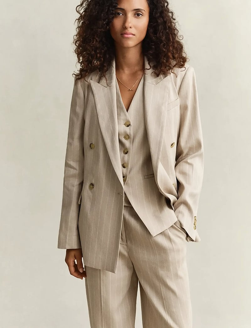 GANT - DB PINSTRIPE LINEN BLEND BLAZER - dobbeltradede blazere - oat beige - 0