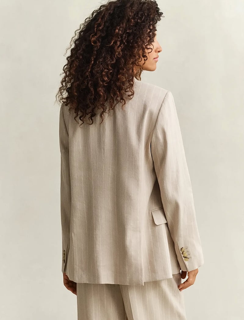 GANT - DB PINSTRIPE LINEN BLEND BLAZER - dobbeltradede blazere - oat beige - 2