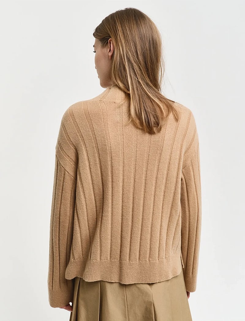 GANT - WIDE RIBBED WOOL STAND COLLAR - stickade tröjor - caramel beige - 2