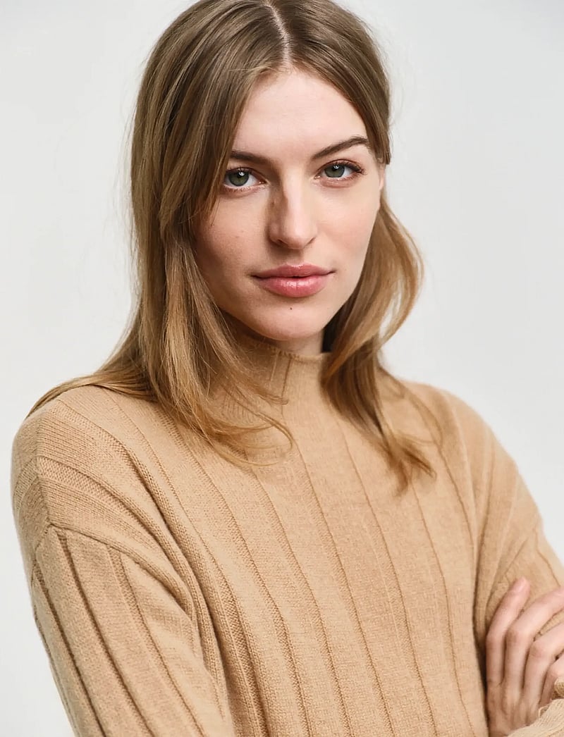 GANT - WIDE RIBBED WOOL STAND COLLAR - stickade tröjor - caramel beige - 3