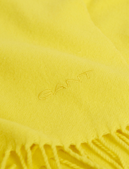 GANT - D2. WOOL SOLID WOVEN SCARF - electric yellow - 3