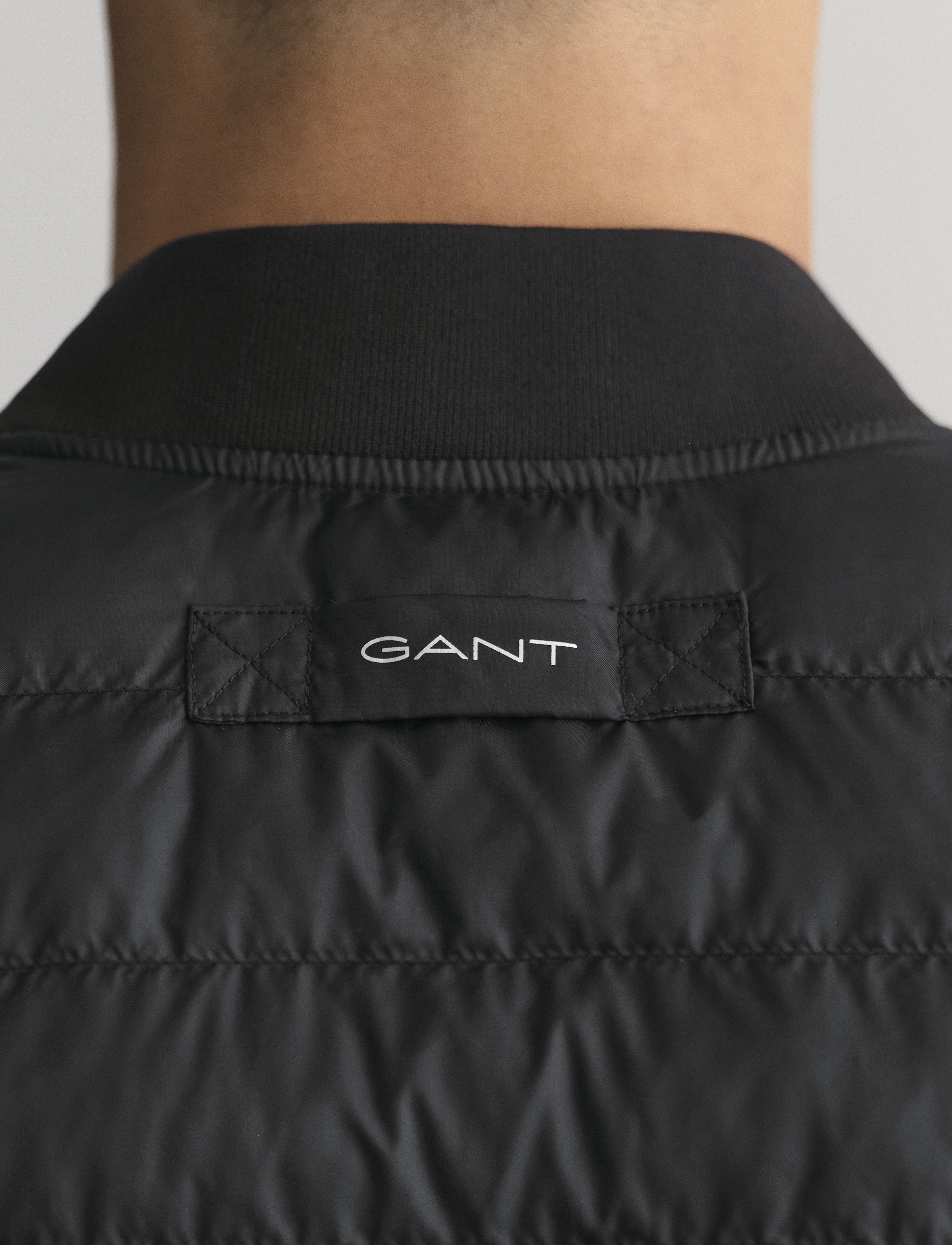 Gant - LIGHT PADDED BOMBER VEST - jackets & coats - black - 4