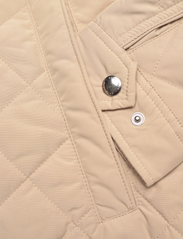 GANT - QUILTED WINDCHEATER - spring jackets - dry sand - 3