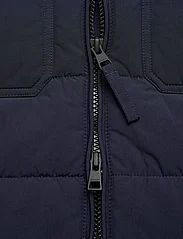 GANT - CHANNEL QUILTED JACKET - spring jackets - evening blue - 4