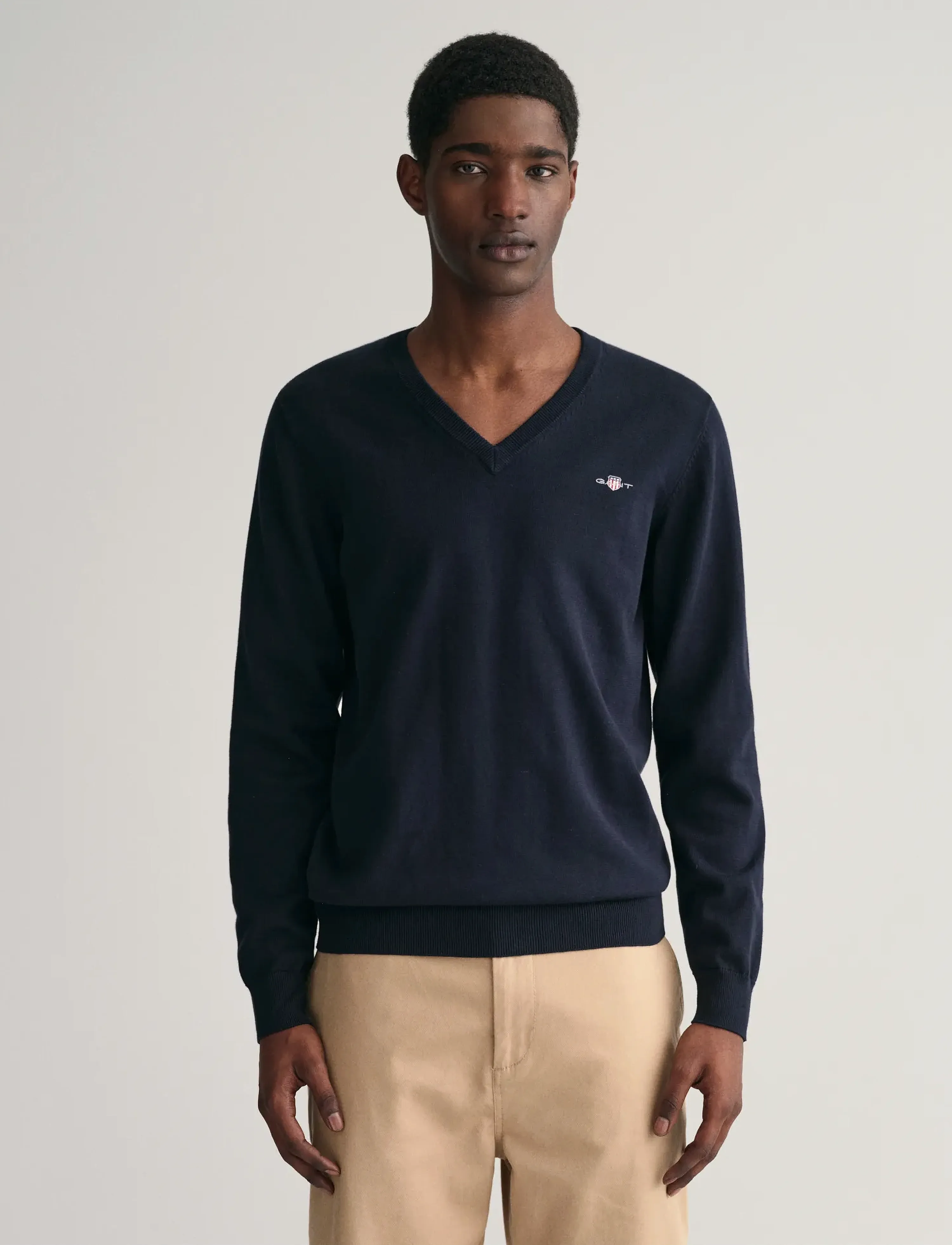 Gant Classic Cotton V-Neck stickade tröjor herr – bild 5