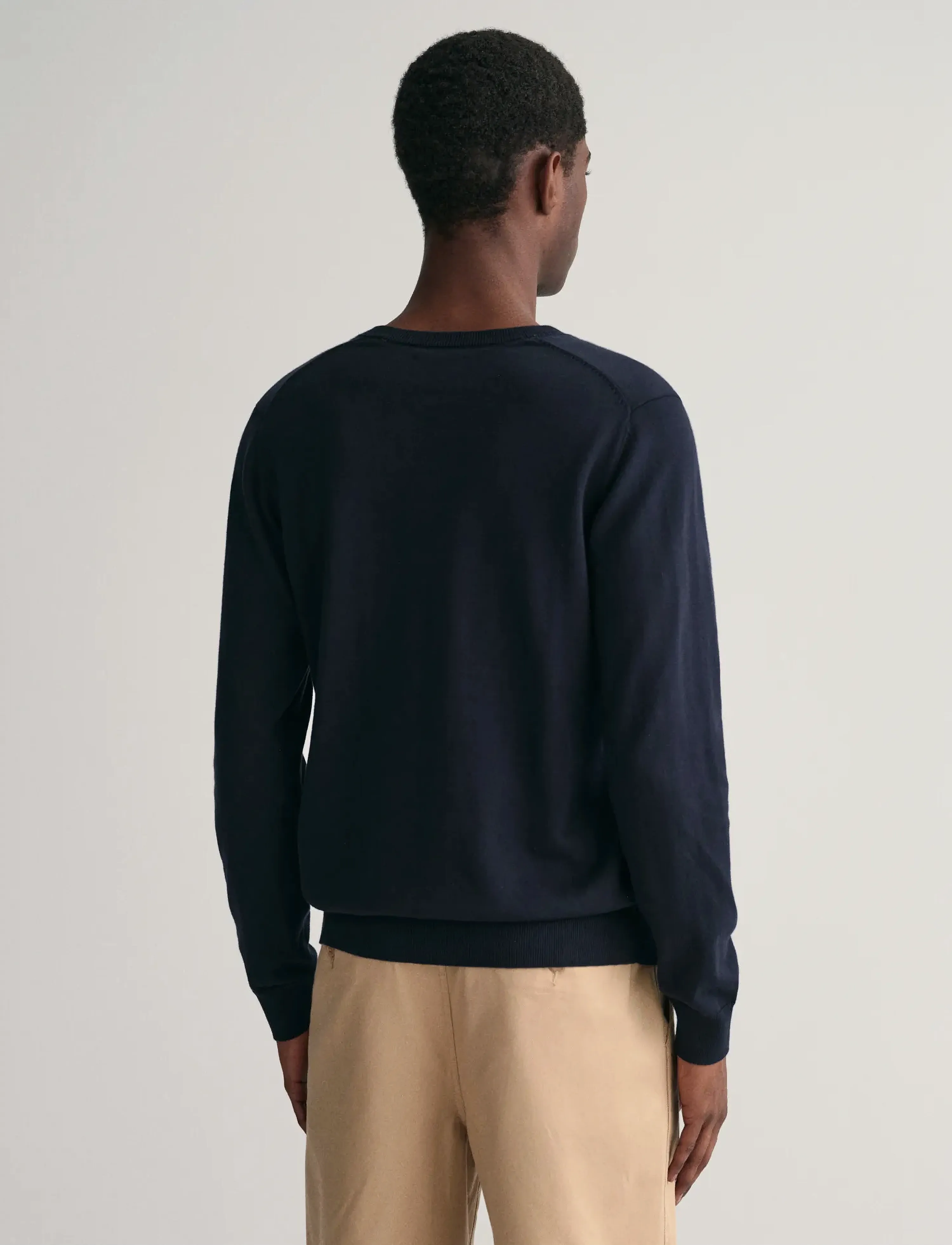 Gant Classic Cotton V-Neck stickade tröjor herr – bild 6