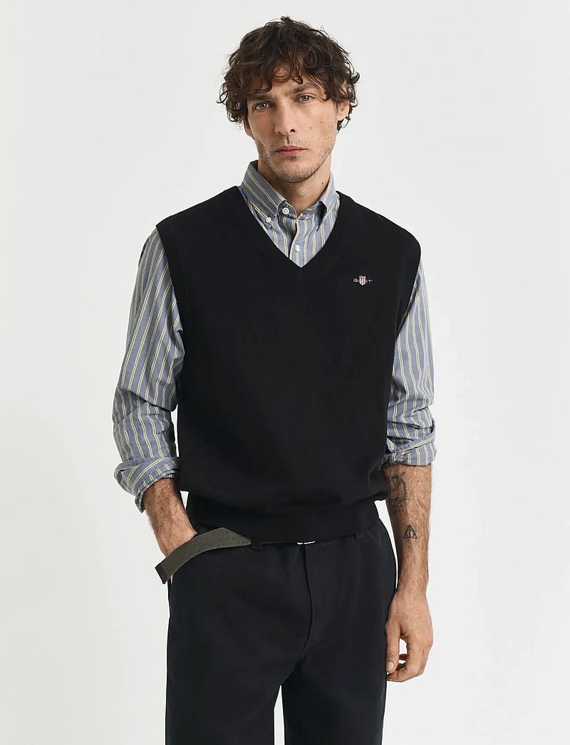 GANT - CLASSIC COTTON VEST - knitted vests - black - 0
