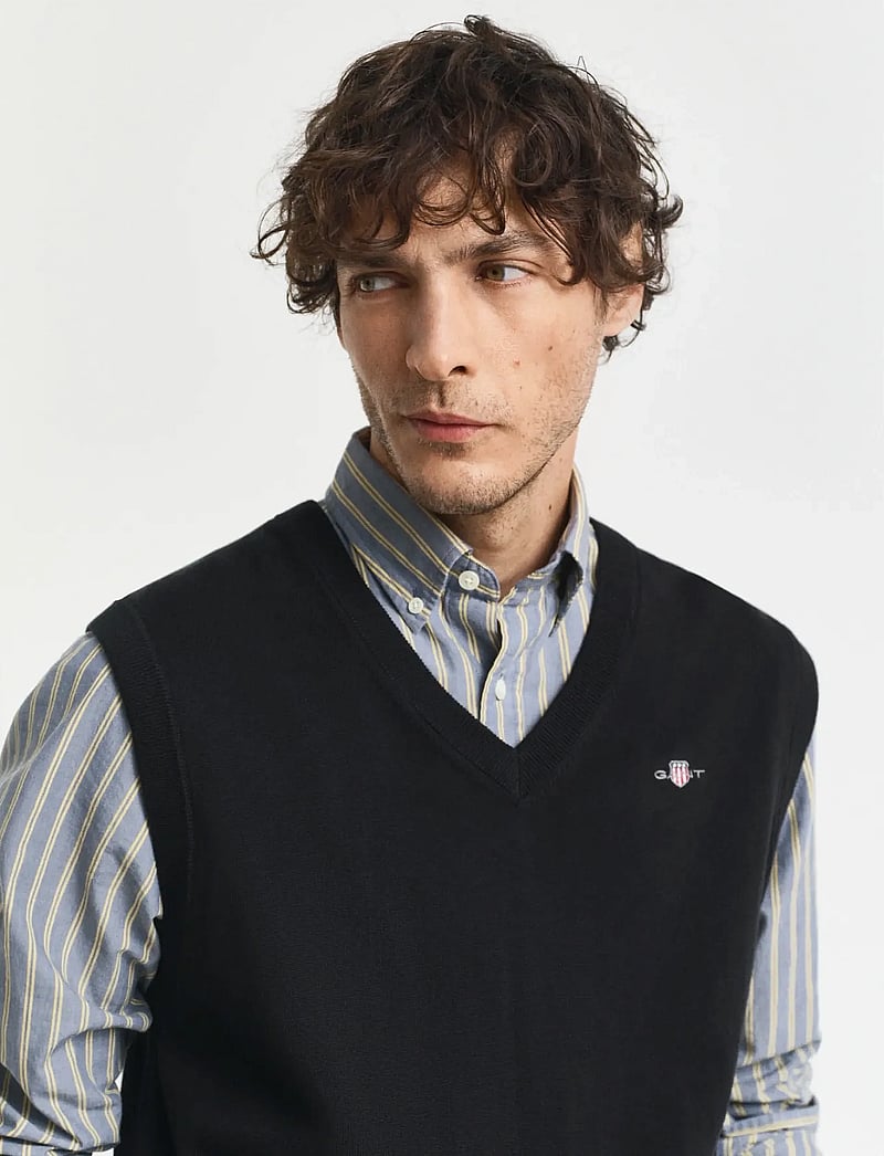 GANT - CLASSIC COTTON VEST - knitted vests - black - 3