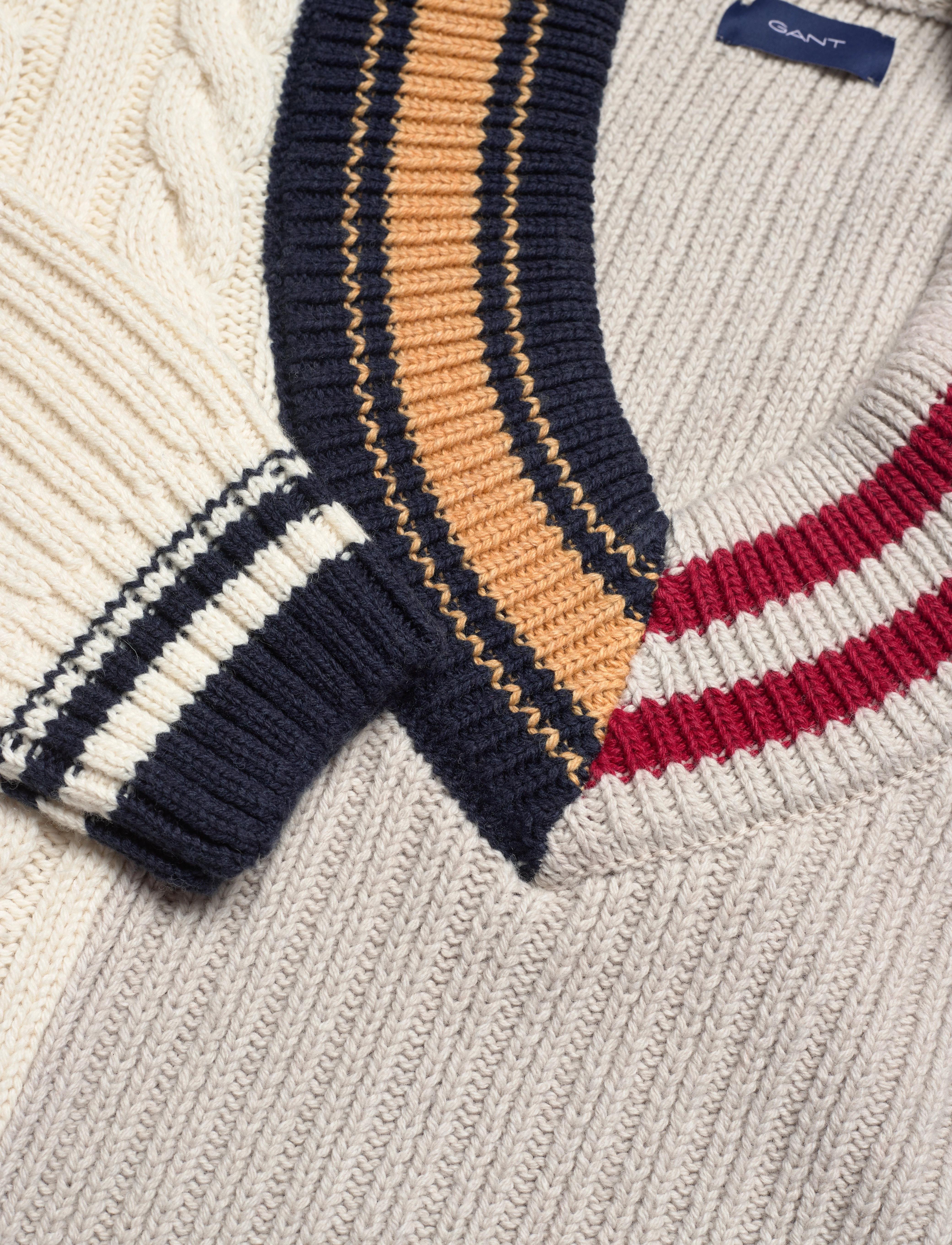 GANT - D1. PATCHED CRICKET V-NECK - dry sand - 2