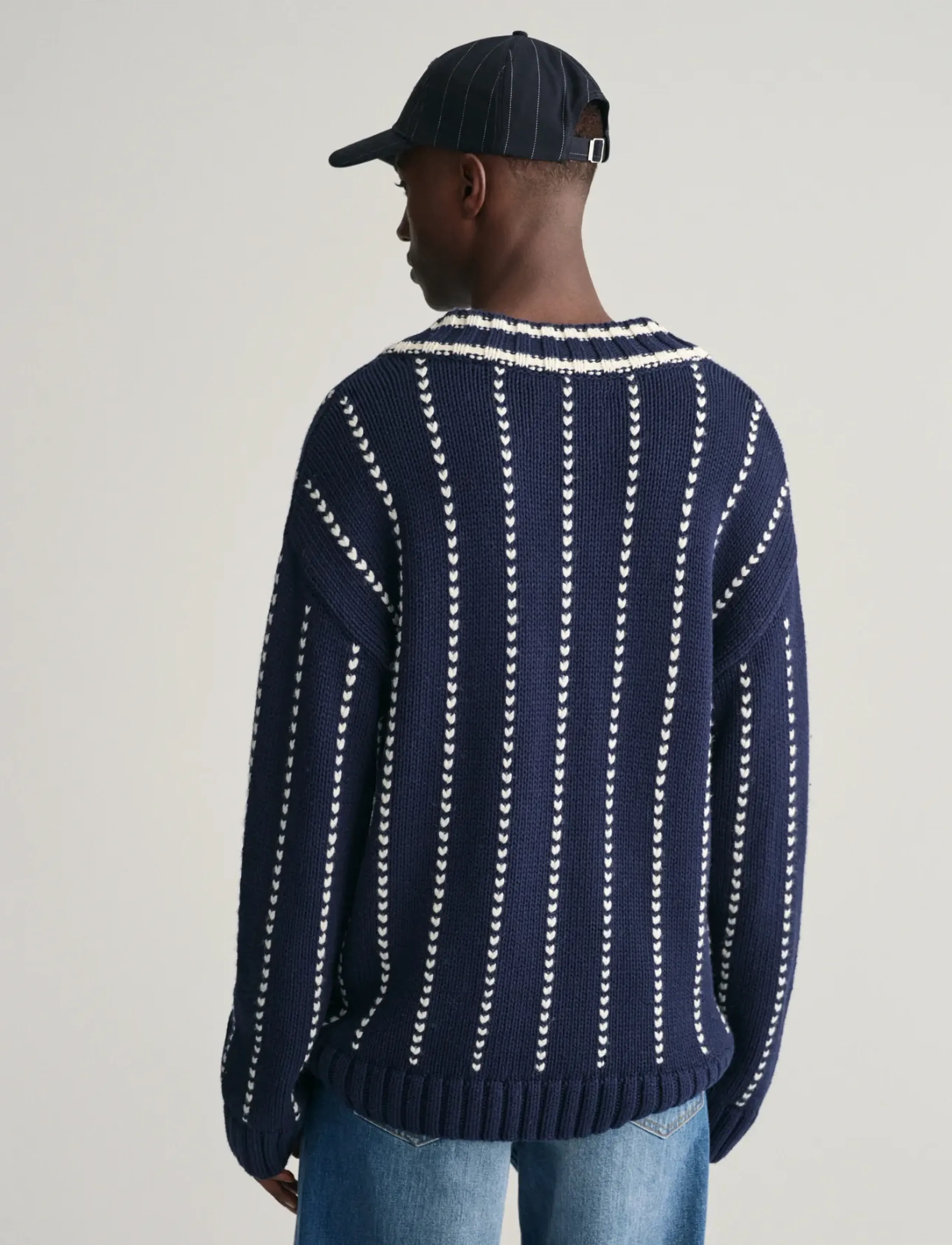 GANT - PINSTRIPED COLLEGIATE V-NECK - evening blue - 3